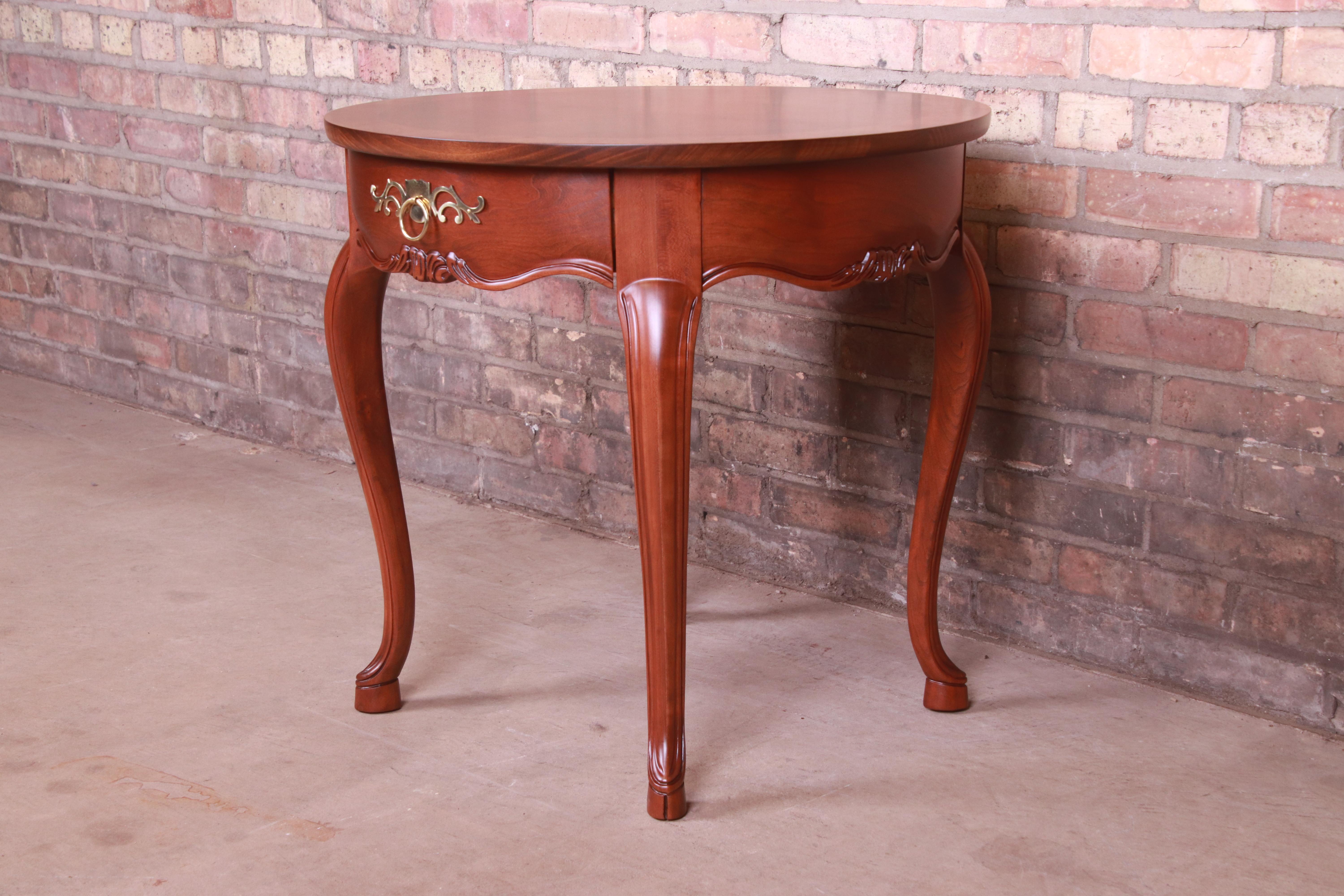 Baker Furniture French Provincial Louis XV Walnut and Burl Tea Table, Refinished In Good Condition For Sale In South Bend, IN