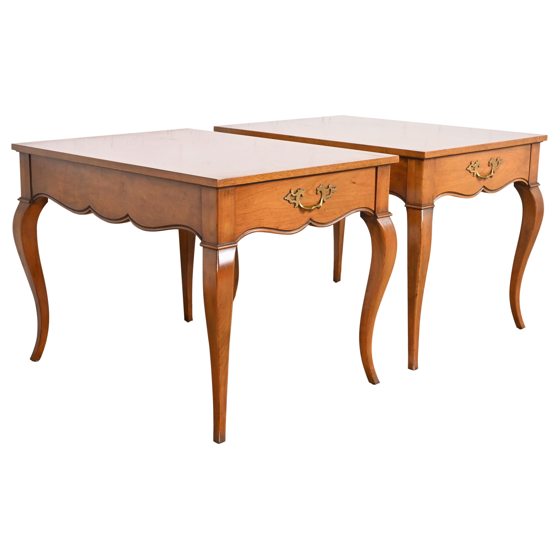 Baker Furniture Tavolini provinciali francesi Luigi XV in legno di noce e ciliegio