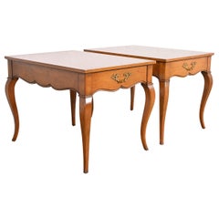 Baker Furniture Tavolini provinciali francesi Luigi XV in legno di noce e ciliegio