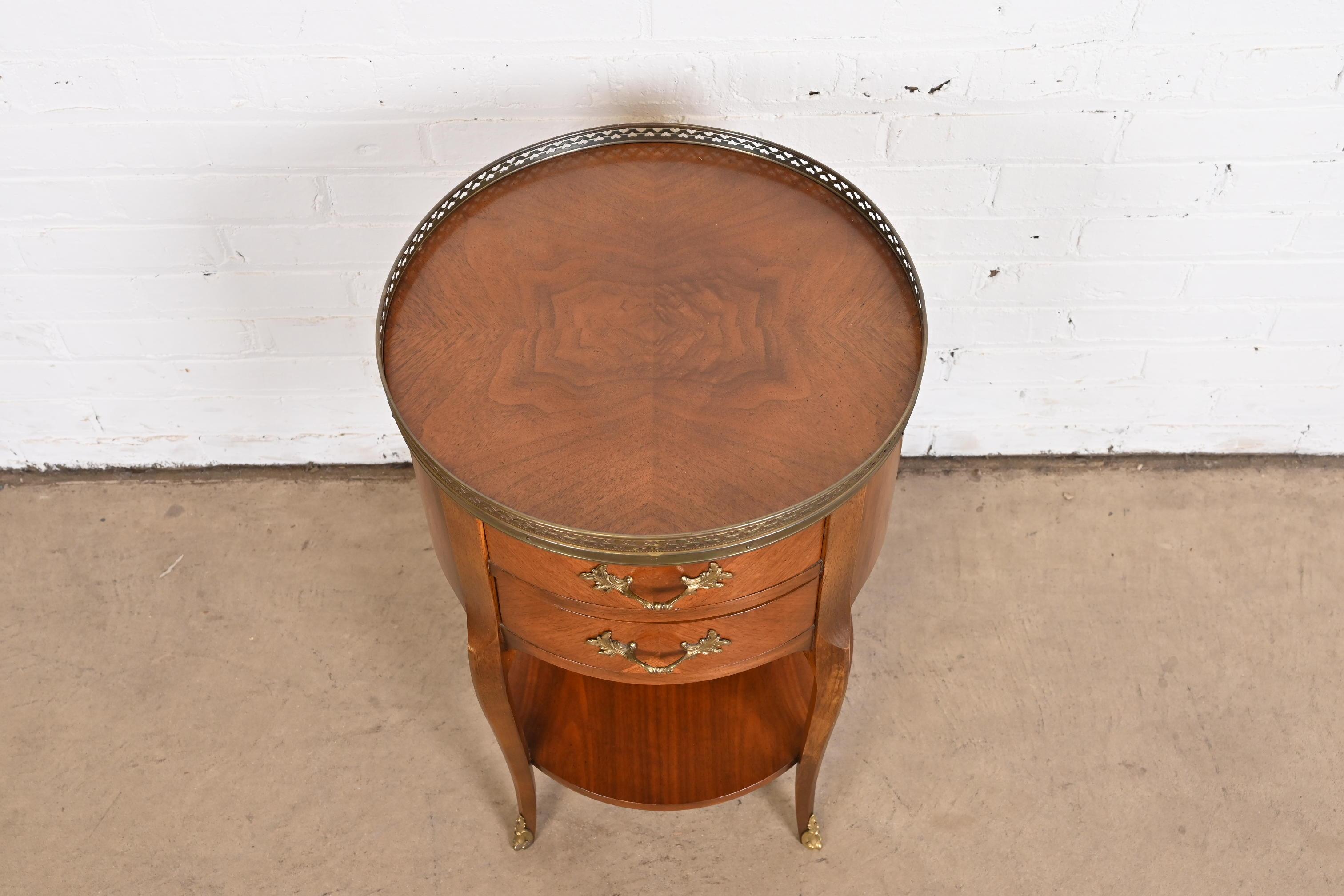 Baker Furniture Guéridon ou table à thé en noyer de style provincial français Louis XV en vente 6