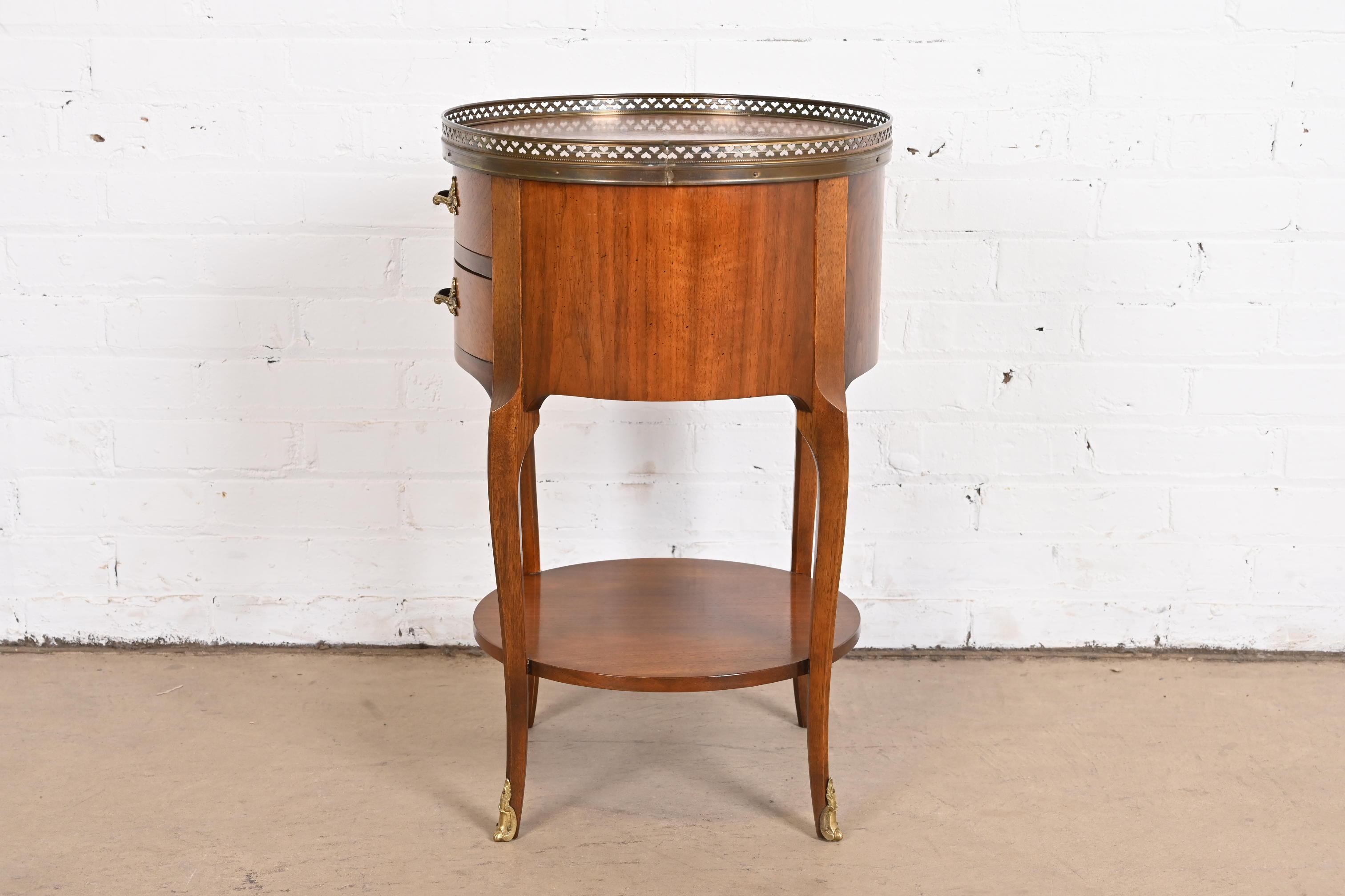 Baker Furniture Guéridon ou table à thé en noyer de style provincial français Louis XV en vente 7