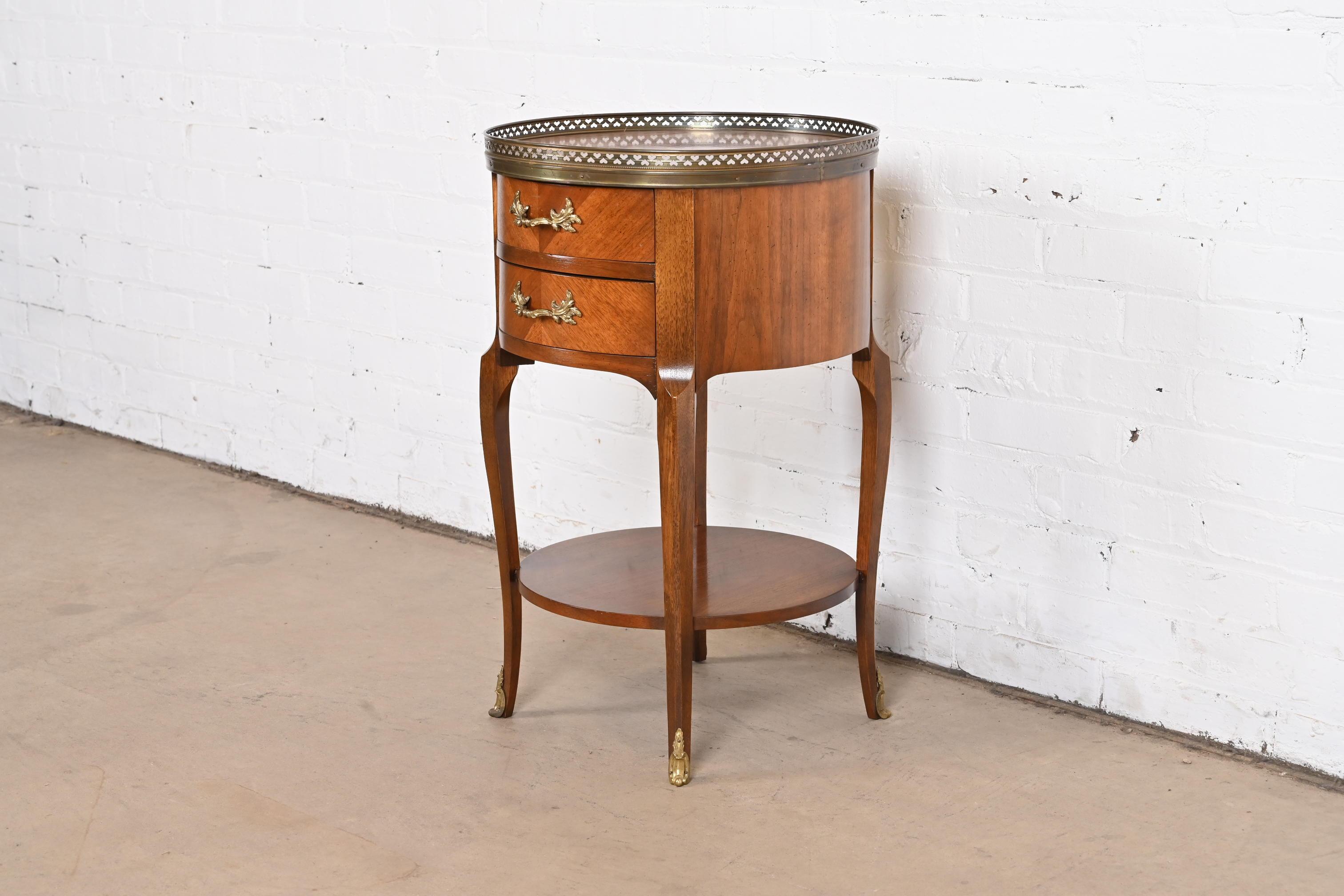Américain Baker Furniture Guéridon ou table à thé en noyer de style provincial français Louis XV en vente