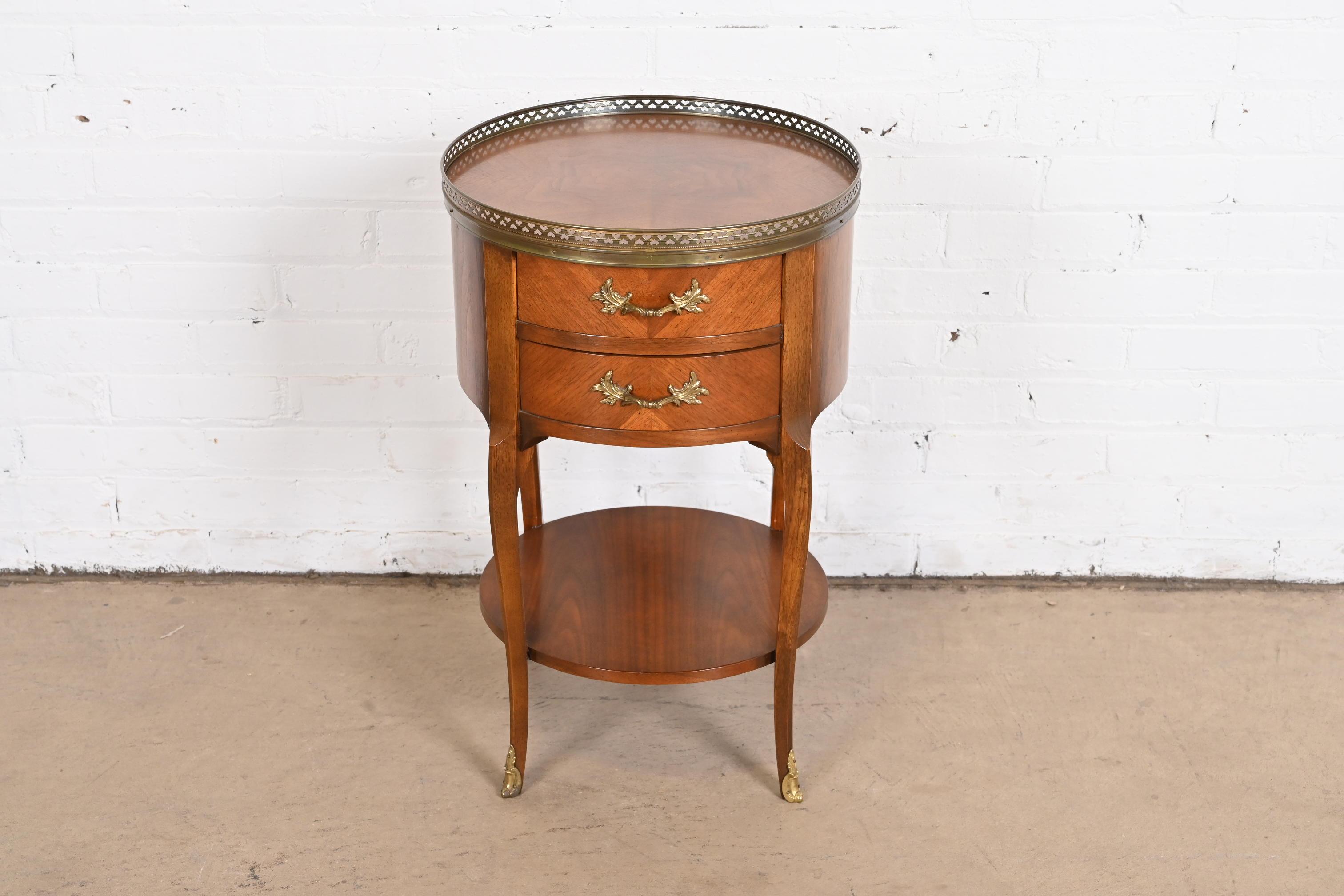 Milieu du XXe siècle Baker Furniture Guéridon ou table à thé en noyer de style provincial français Louis XV en vente