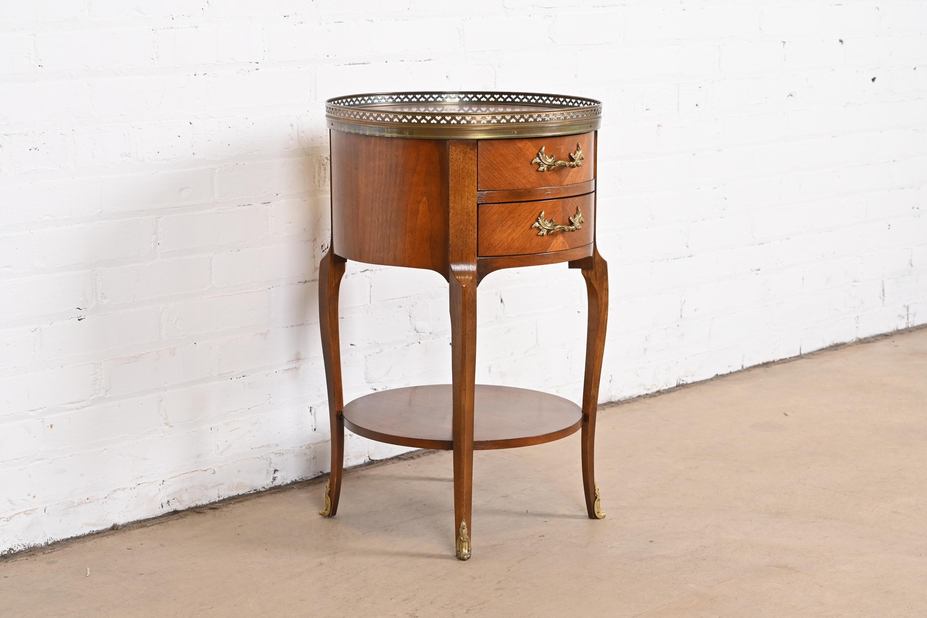 Baker Furniture Guéridon ou table à thé en noyer de style provincial français Louis XV en vente 1