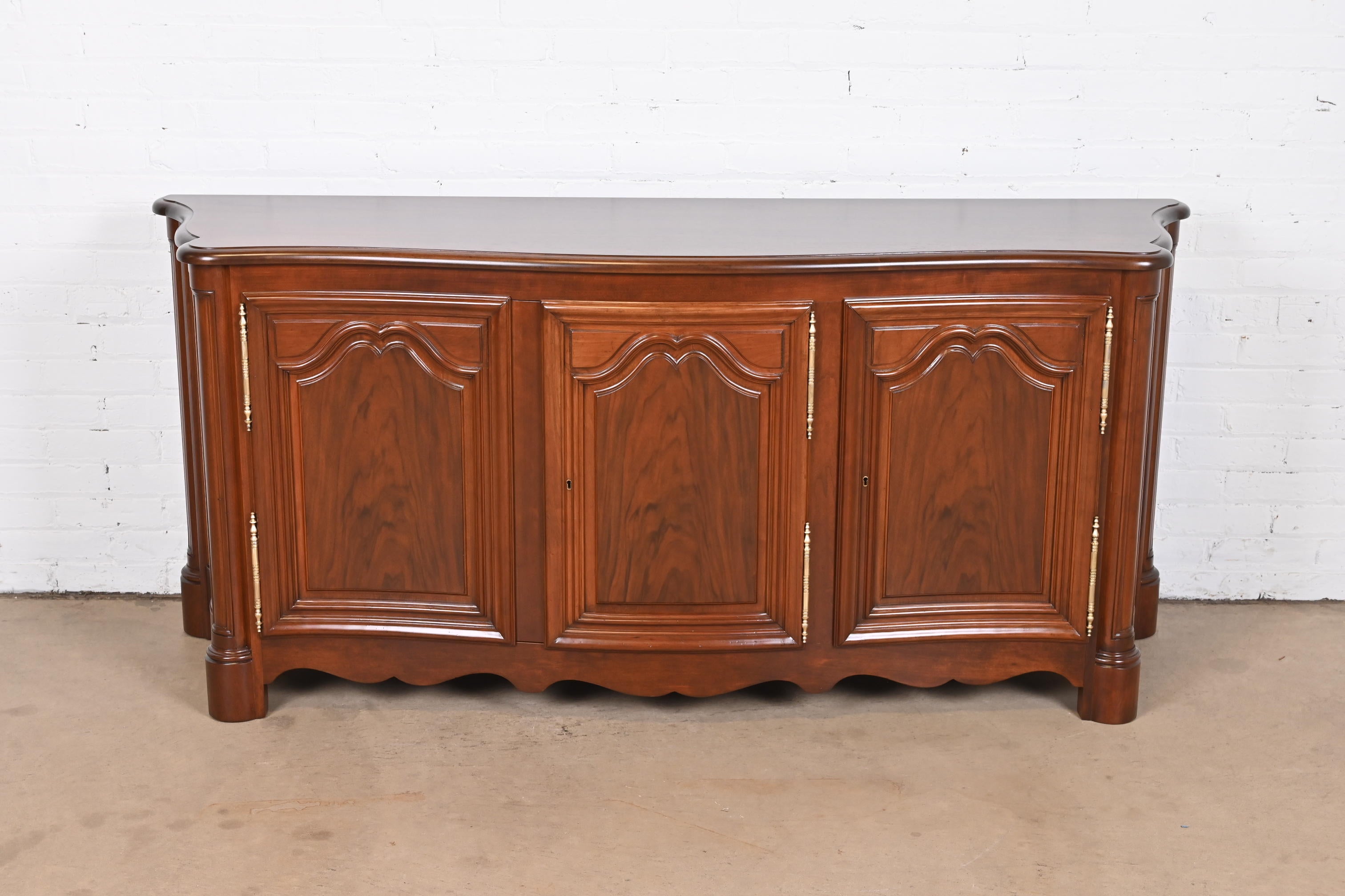 Exceptionnel buffet, crédence ou meuble de bar de style Louis XV en noyer sculpté.

Par Baker Furniture

USA, Circa 1960s

Mesures : 71.5 