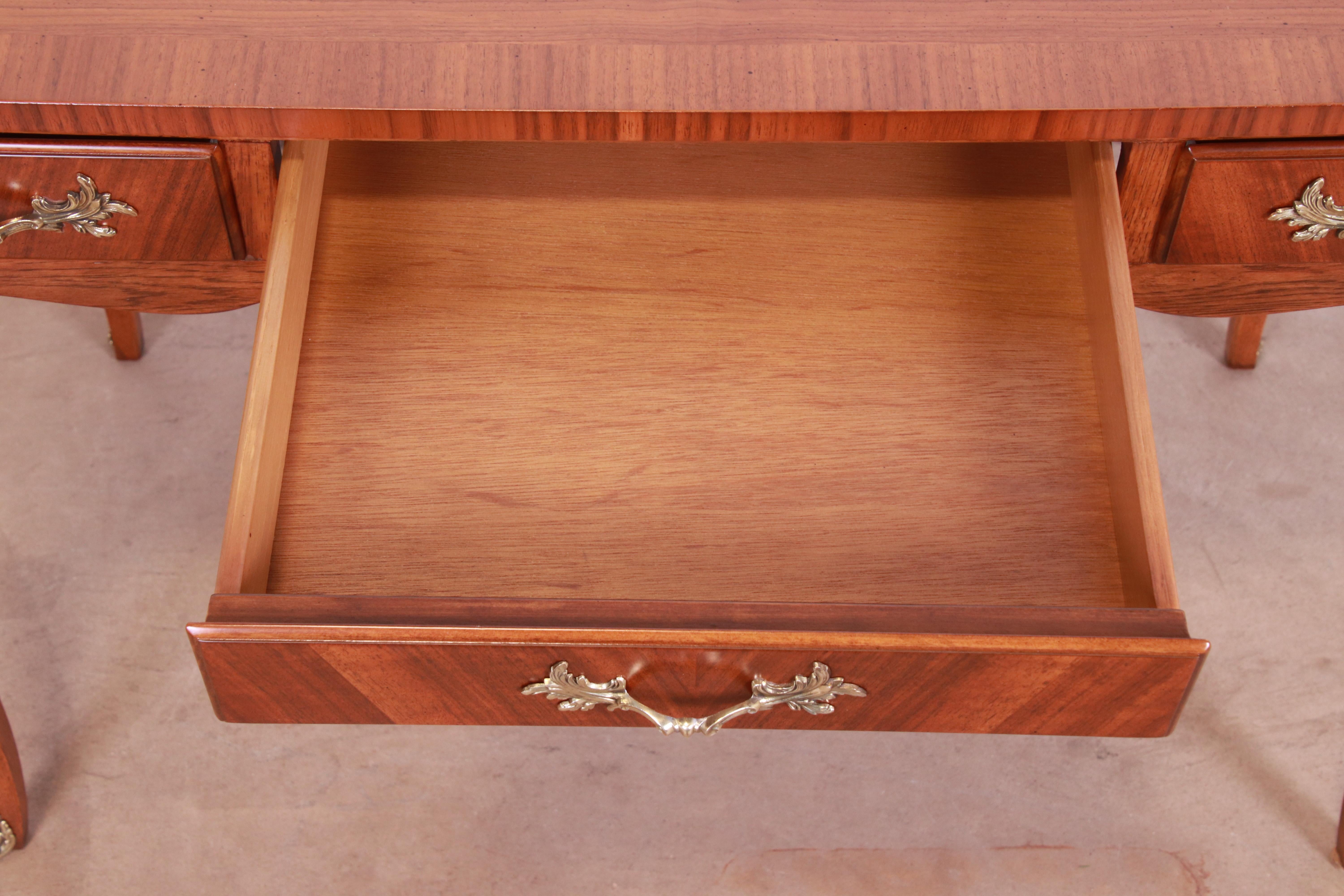 Baker Furniture Französischer Louis XV.-Schreibtisch aus Nussbaumholz, Französische Provence, neu lackiert im Angebot 8