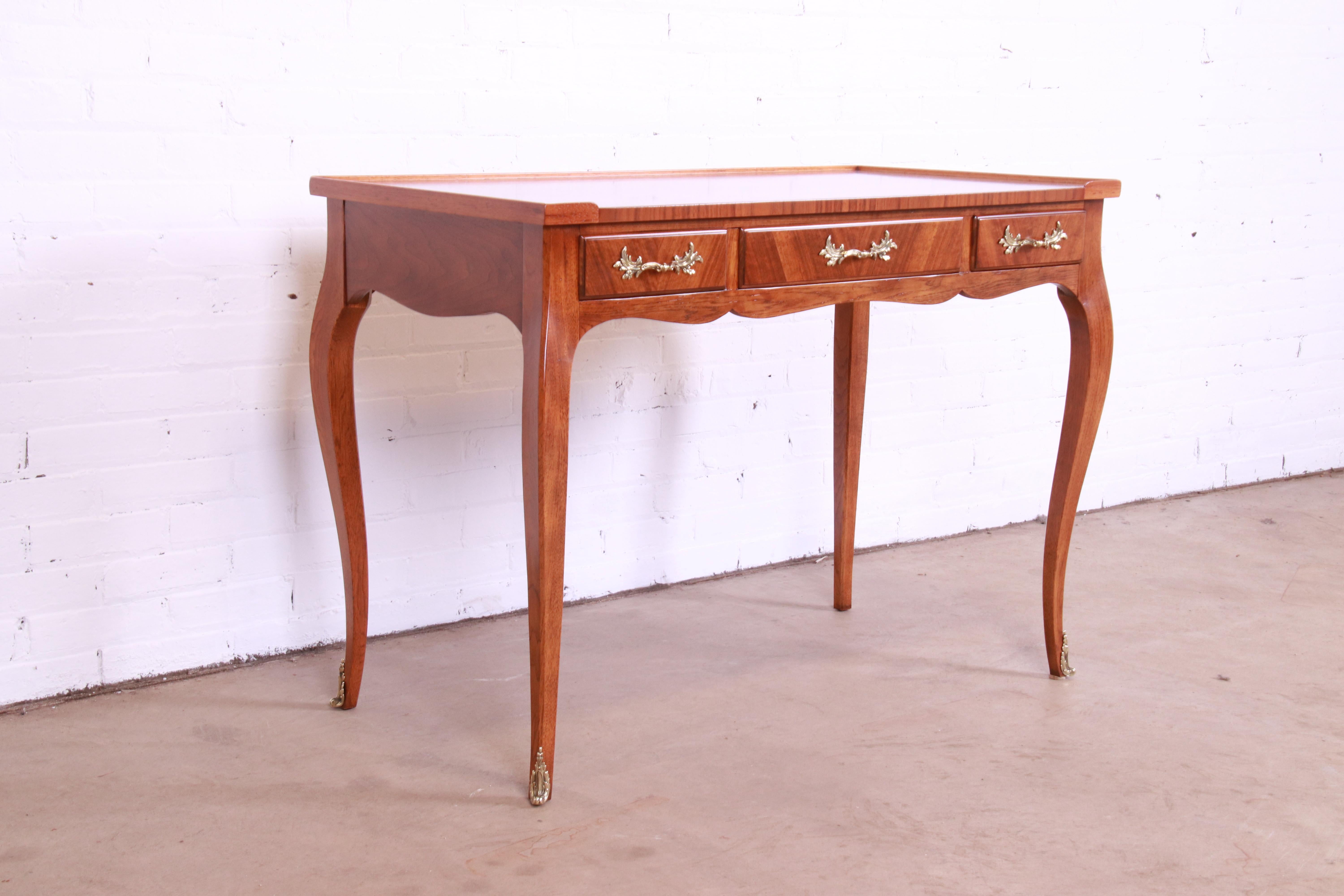 Baker Furniture Französischer Louis XV.-Schreibtisch aus Nussbaumholz, Französische Provence, neu lackiert (Messing) im Angebot