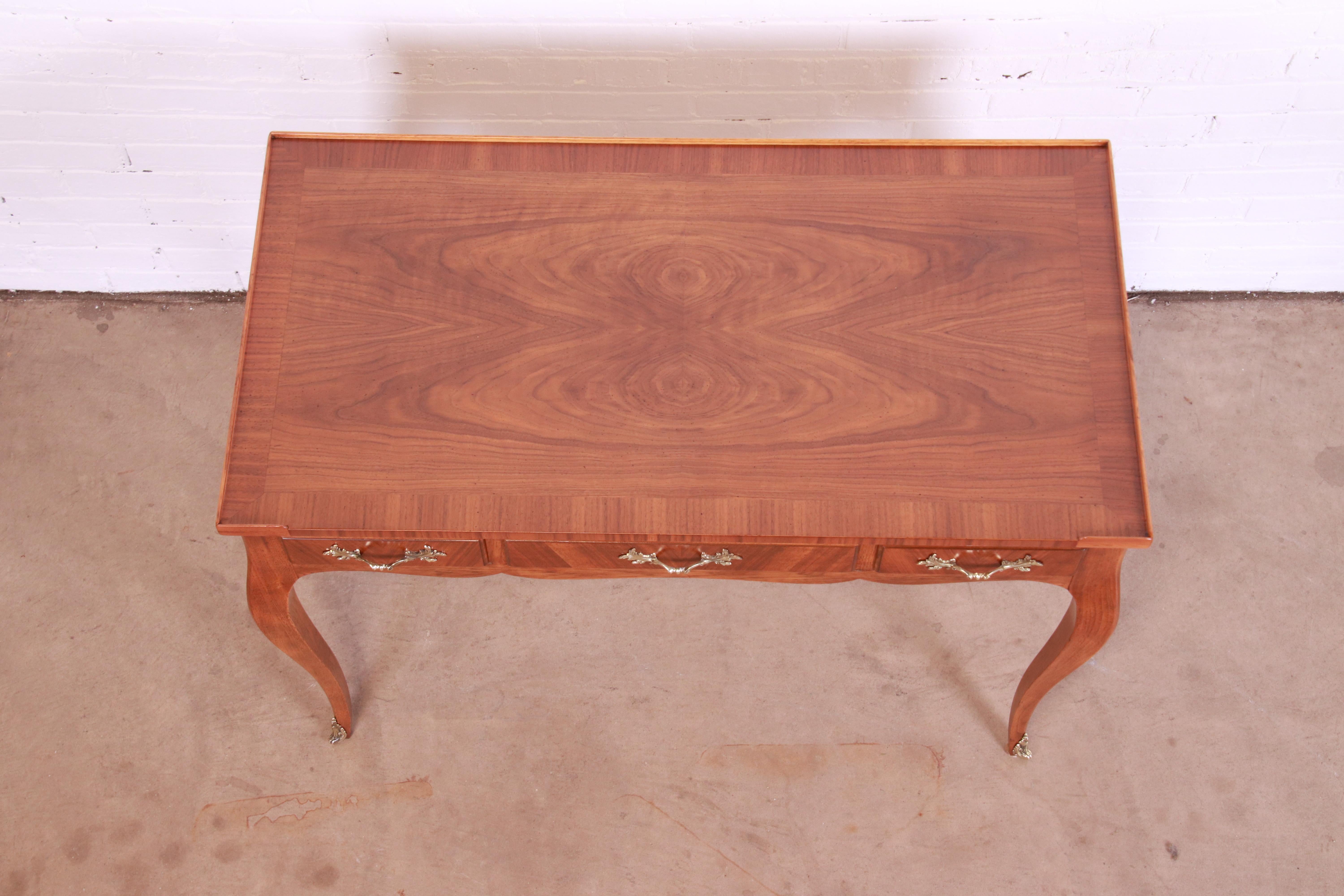 Baker Furniture Französischer Louis XV.-Schreibtisch aus Nussbaumholz, Französische Provence, neu lackiert im Angebot 1