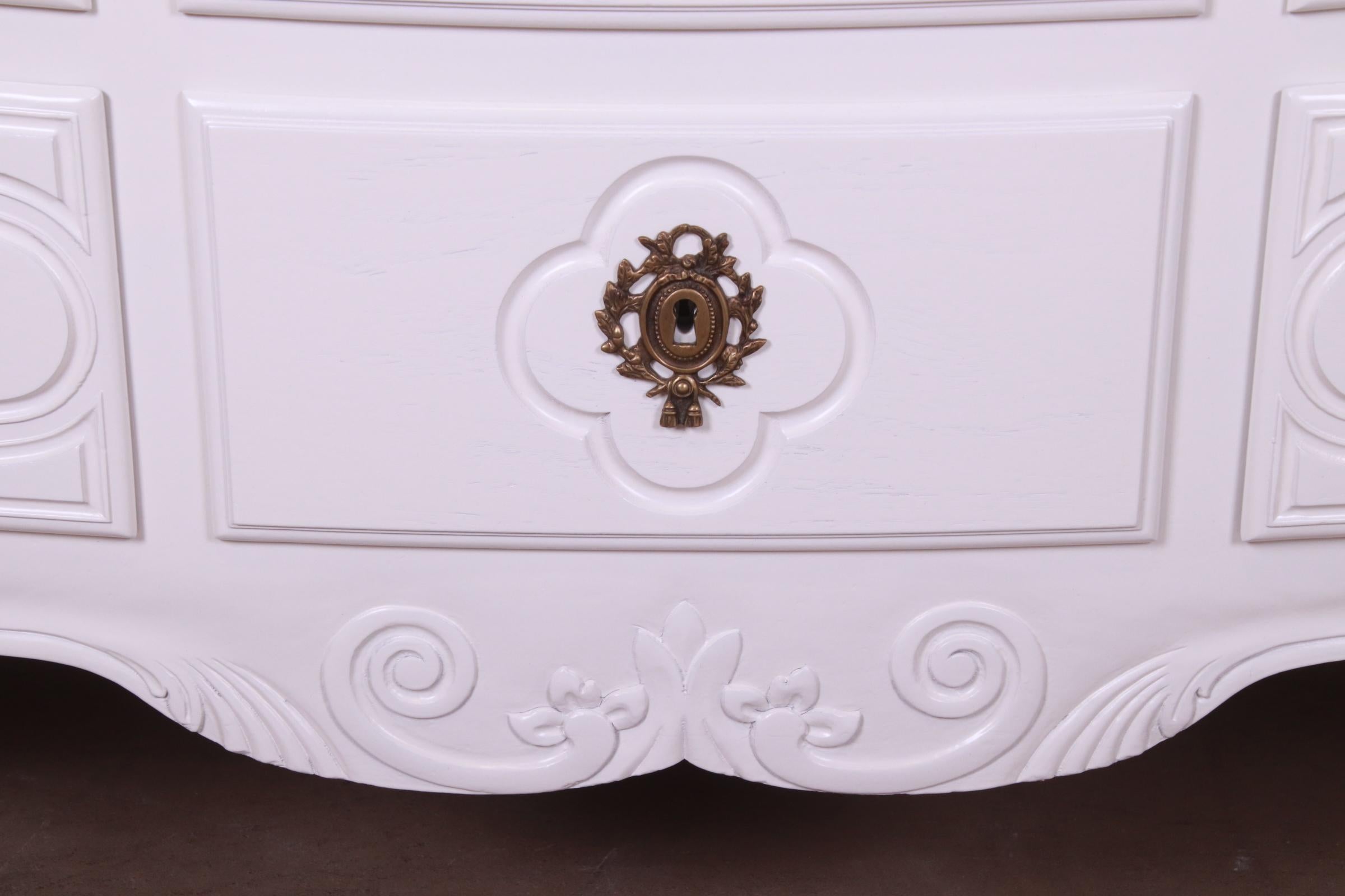Baker Furniture French Provincial Louis XV White Lacquered Dresser, Refinished For Sale 7