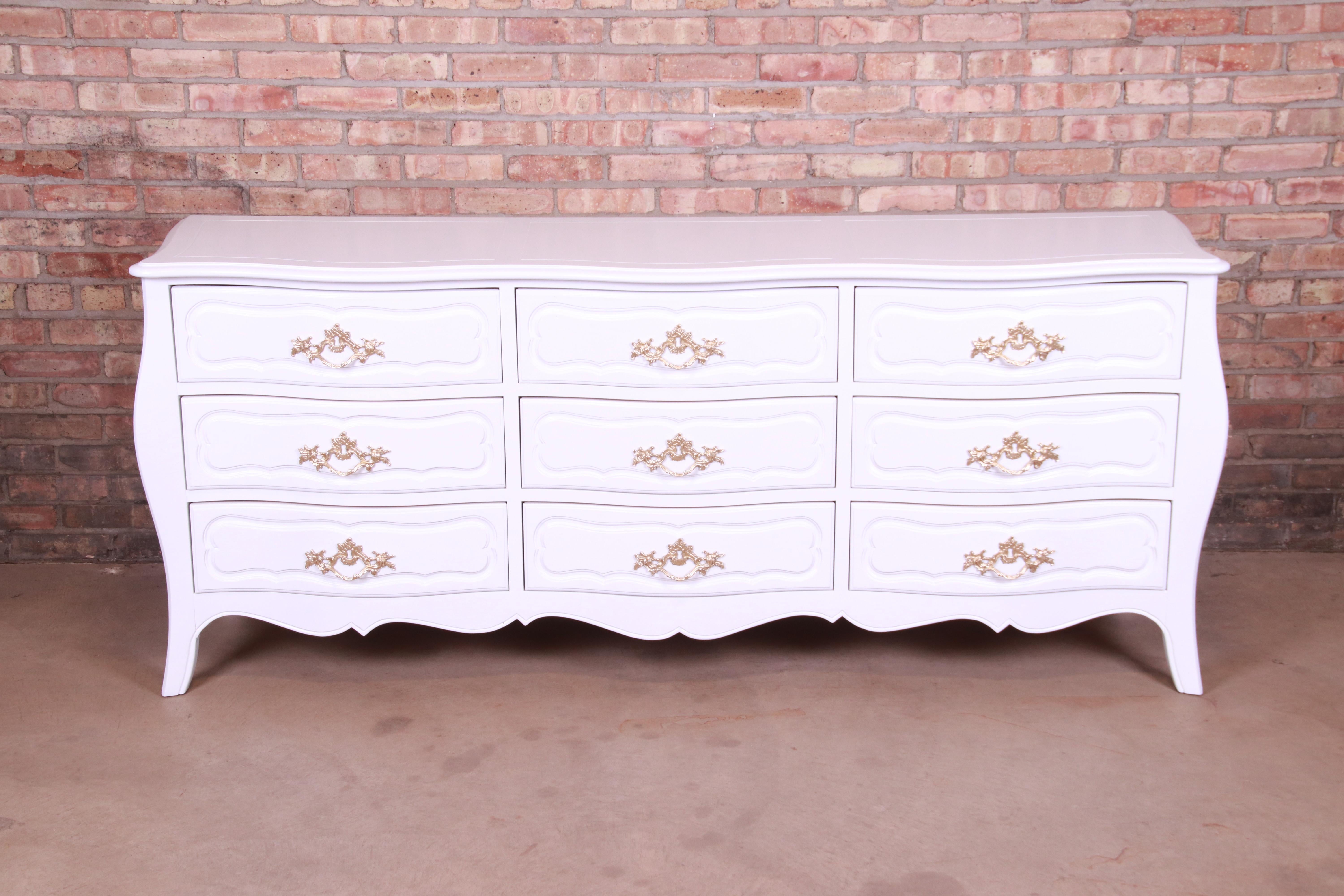 A gorgeous French Provincial Louis XV style triple dresser or credenza

By Baker Furniture,

USA, Circa 1960s

White lacquered walnut, with original brass hardware.

Measures: 76