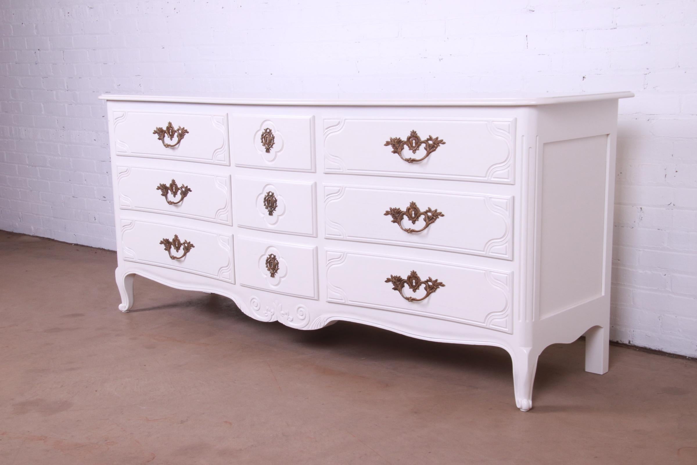 Baker Furniture French Provincial Louis XV White Lacquered Dresser, Refinished In Good Condition For Sale In South Bend, IN
