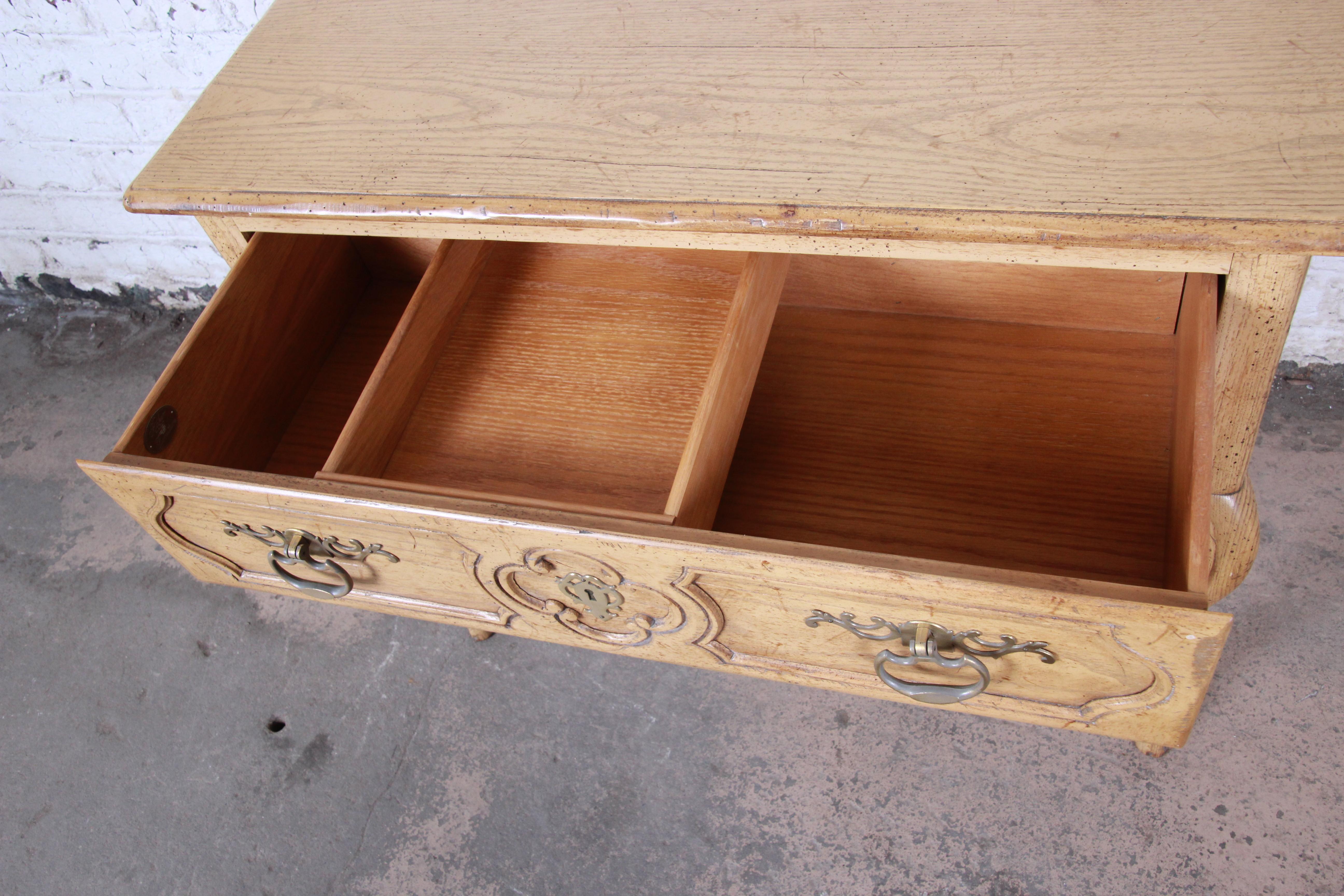 Baker Furniture - Server buffet provinciale Luigi XV in Oak Oak in vendita 7