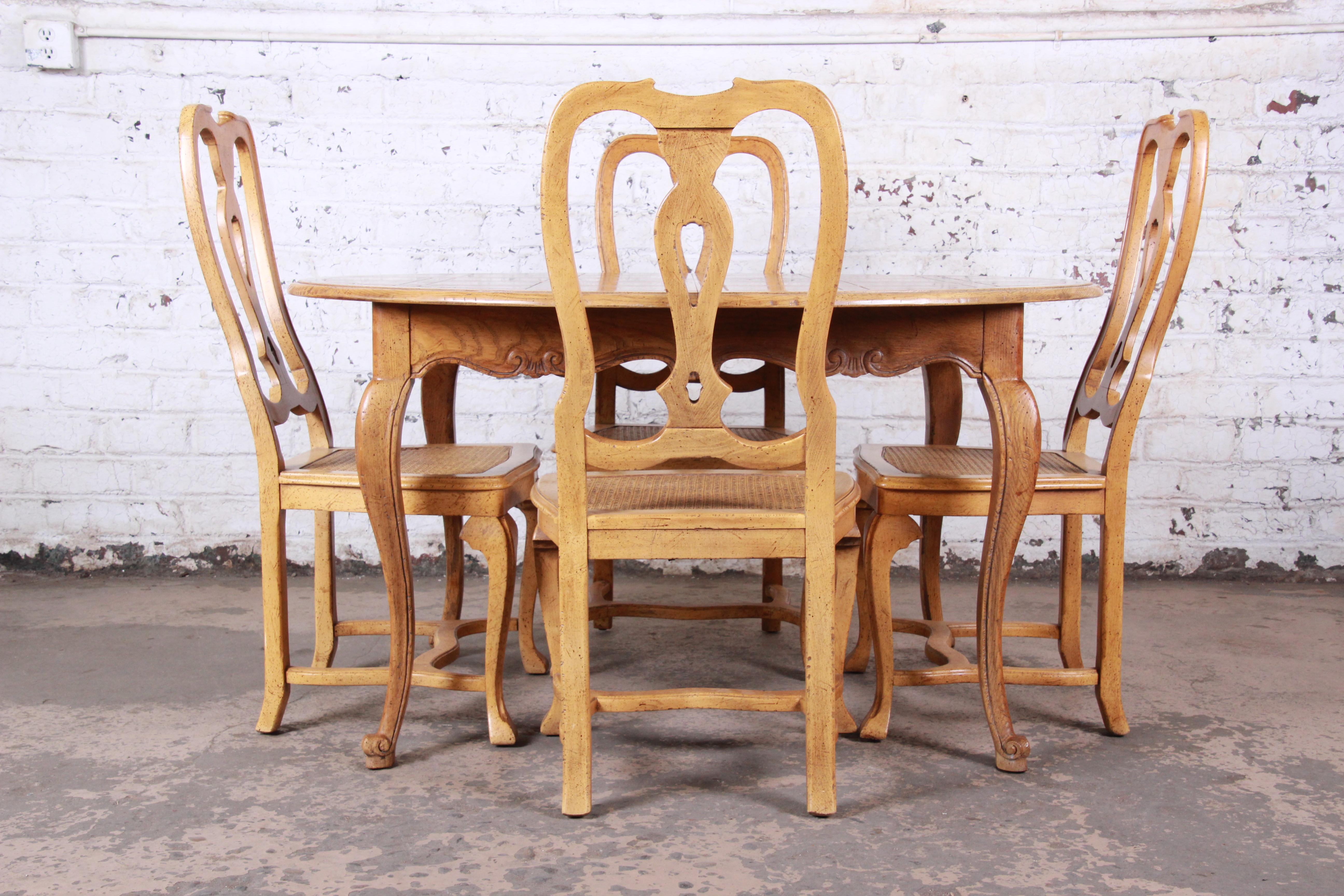A gorgeous French Country Louis XV style white oak dining set

By Baker Furniture

USA, circa 1960s

Measures:
Table 52.75