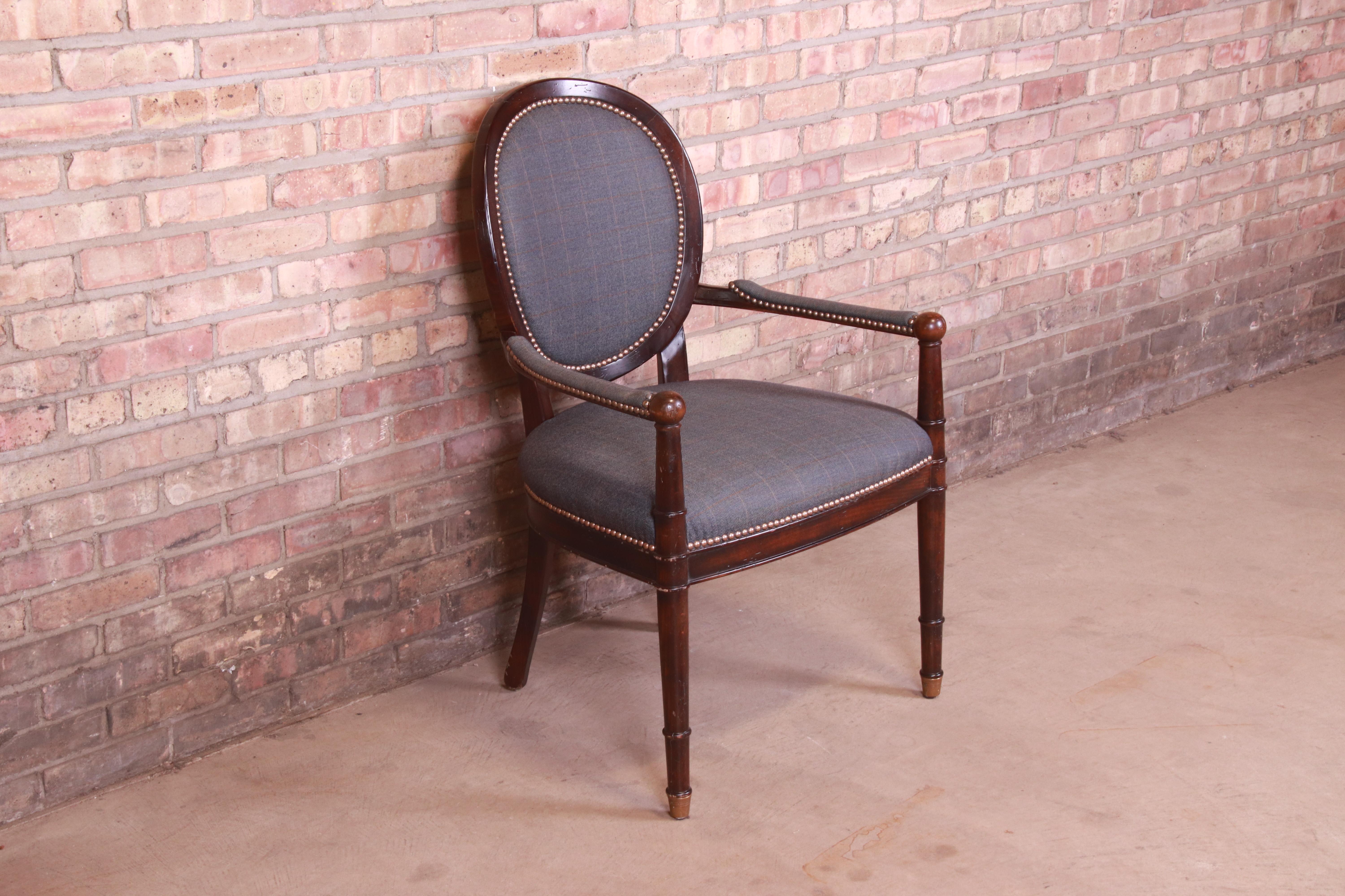 Fauteuil aus geschnitztem Nussbaumholz im französischen Louis XVI.-Stil von Baker Furniture im Zustand „Gut“ im Angebot in South Bend, IN