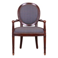 Baker Furniture Fauteuil francés provincial Luis XVI de nogal tallado