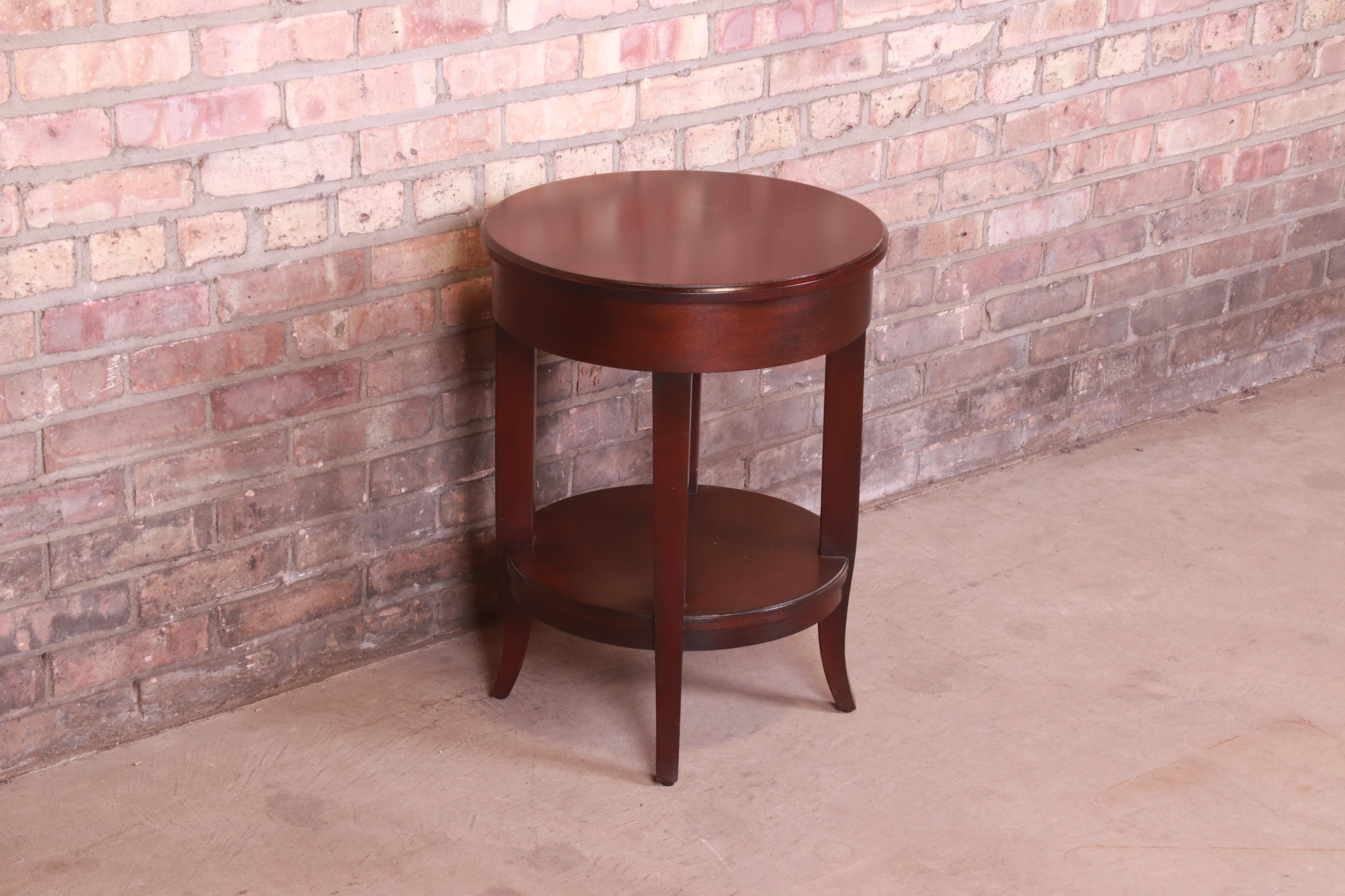 20ième siècle Table d'appoint ou table à thé française en acajou, Baker Furniture en vente