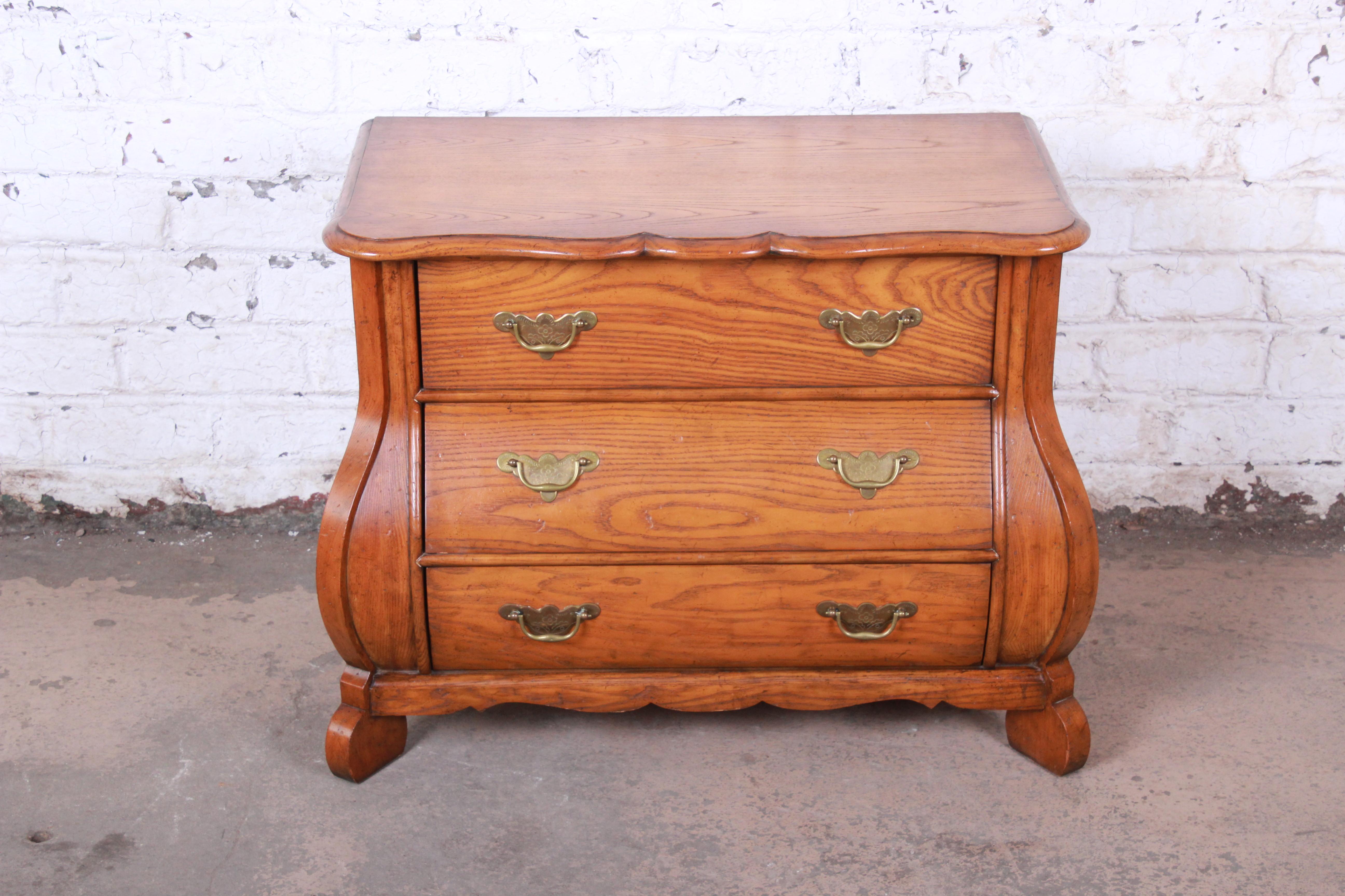 A gorgeous solid oak French Provincial style Bombay chest or commode

By Baker Furniture

USA, circa 1960s

Solid oak, with original brass hardware.

Measures: 32.25