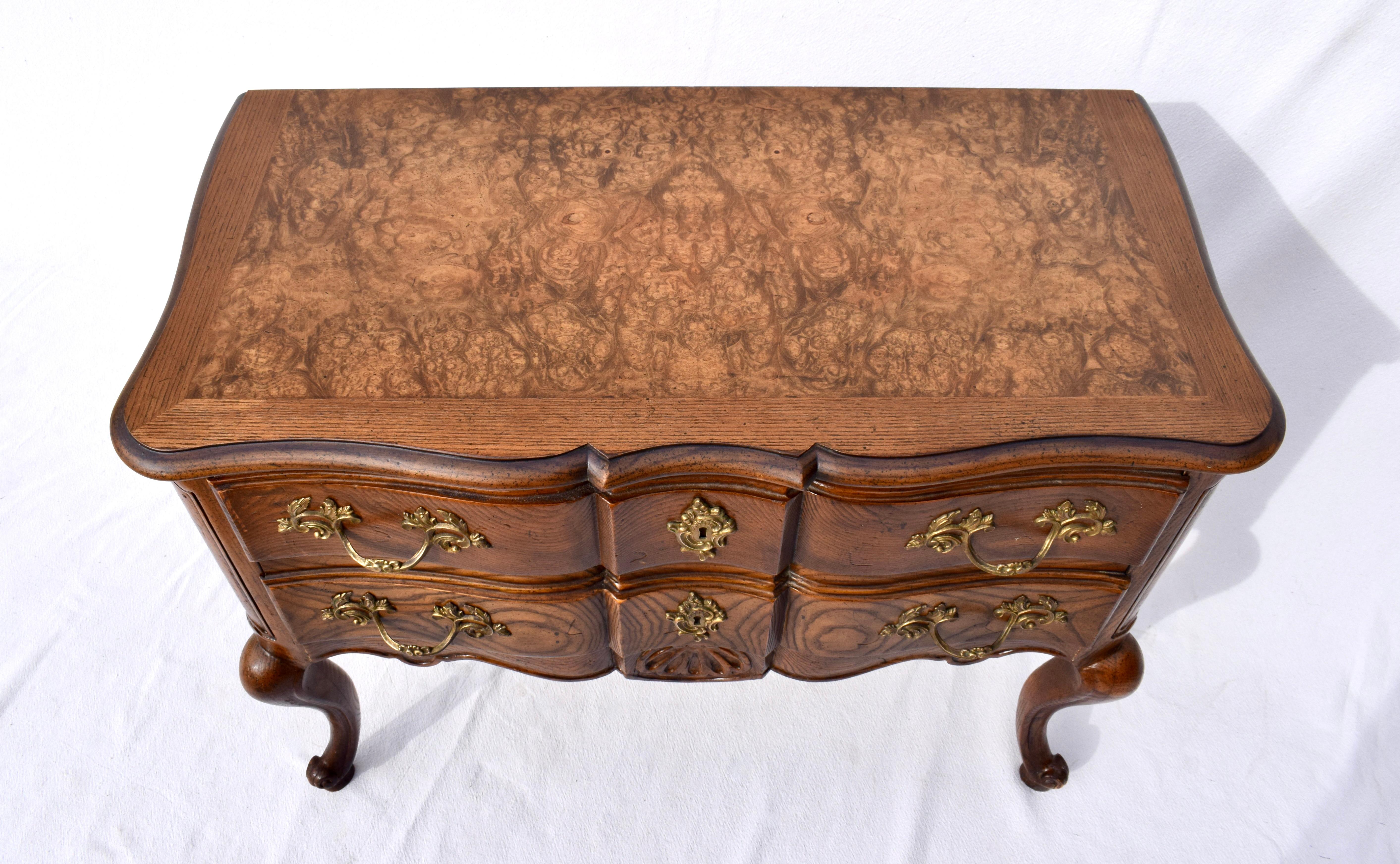 Baker Furniture - Commodes o comodini a serpentina della provincia francese in vendita 3