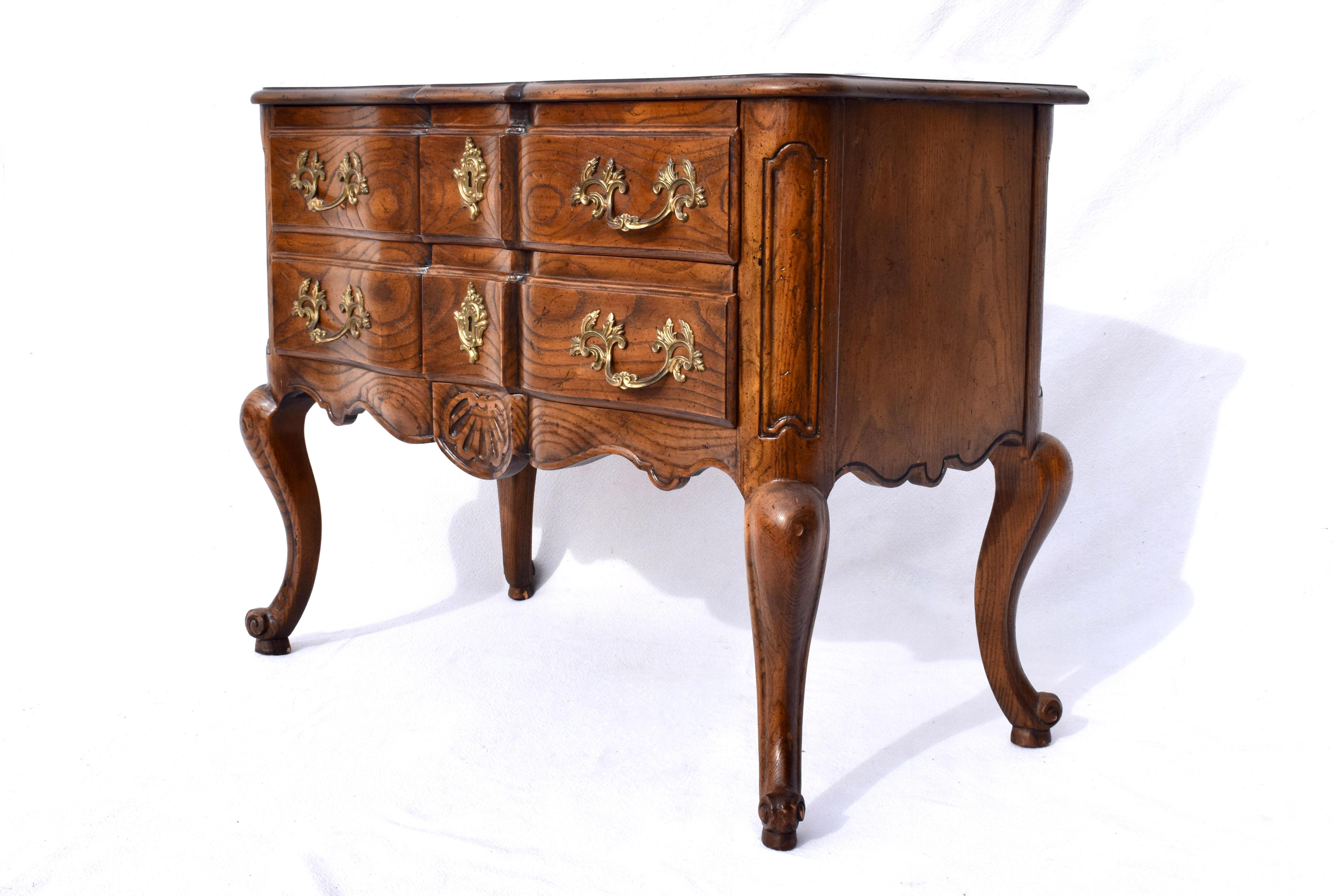 Stile provenzale Baker Furniture - Commodes o comodini a serpentina della provincia francese in vendita