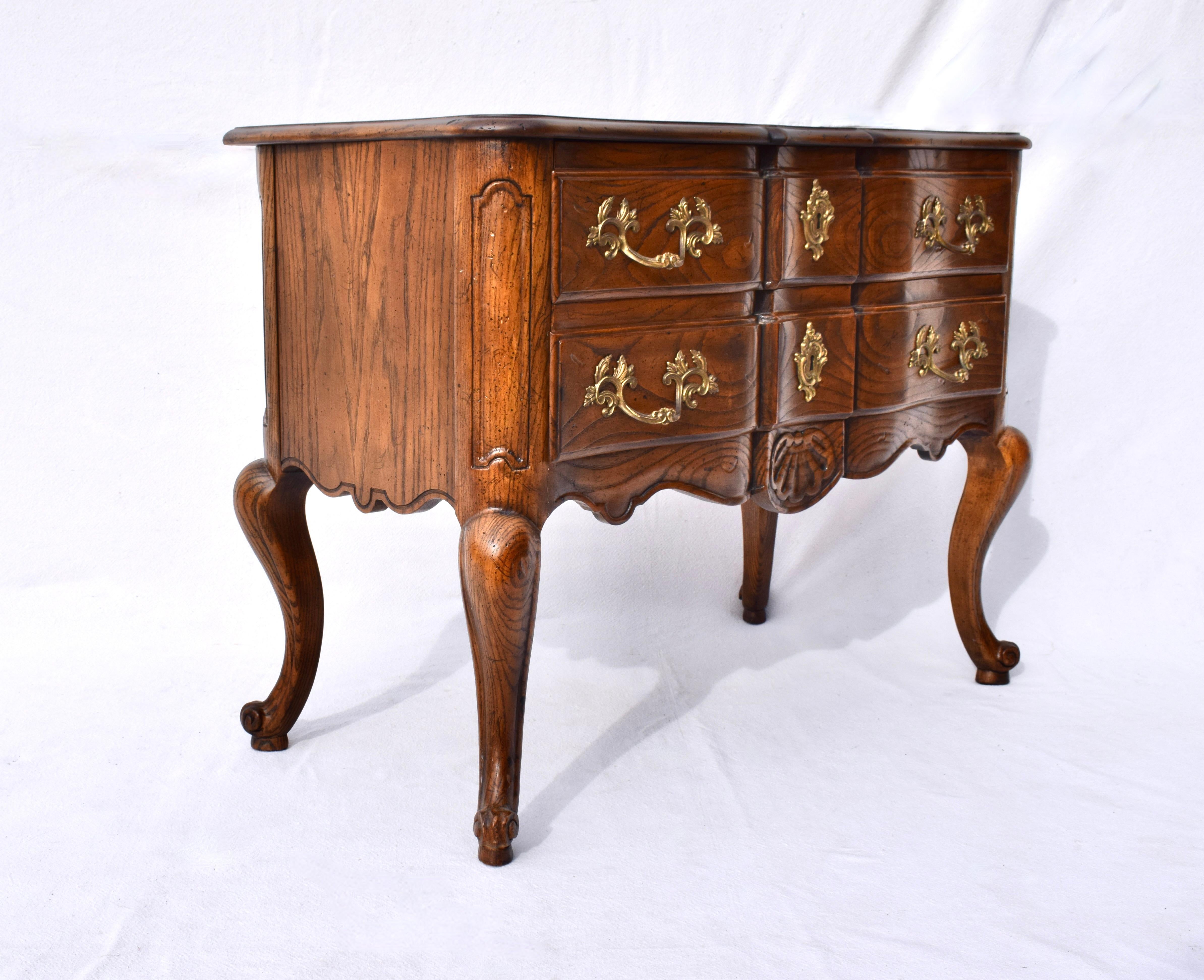 Baker Furniture - Commodes o comodini a serpentina della provincia francese In condizioni buone in vendita a Southampton, NJ