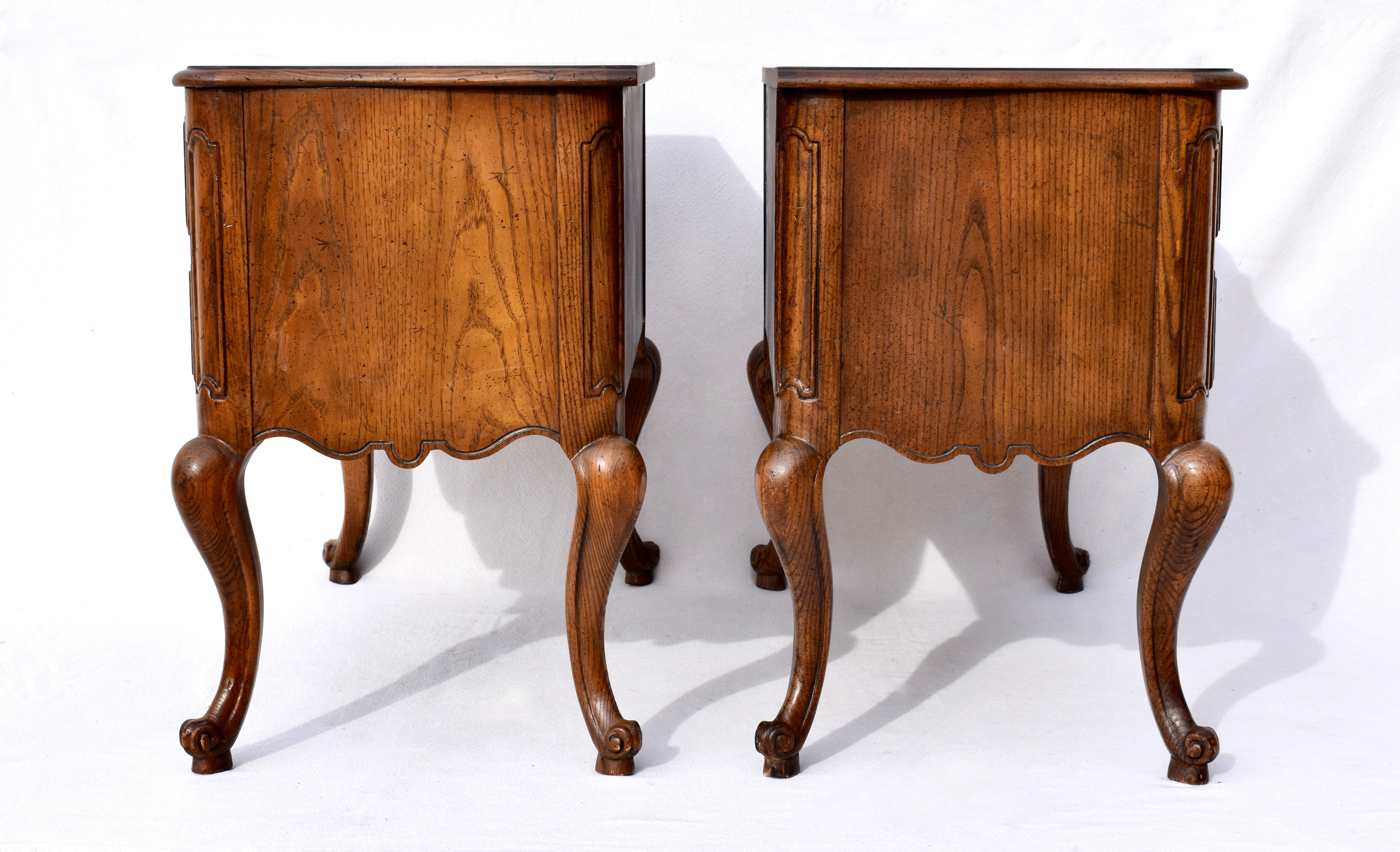 XX secolo Baker Furniture - Commodes o comodini a serpentina della provincia francese in vendita
