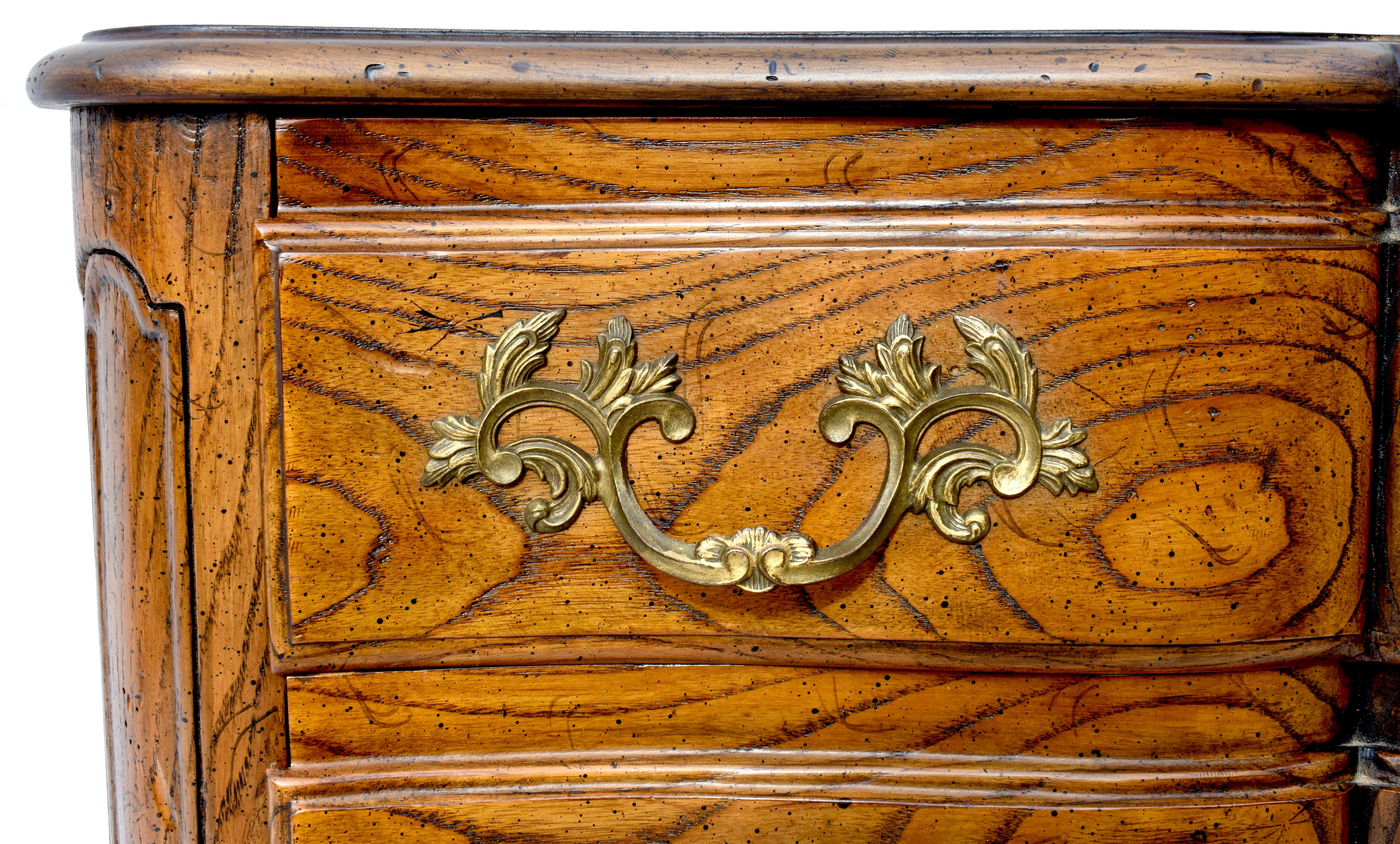 Ottone Baker Furniture - Commodes o comodini a serpentina della provincia francese in vendita