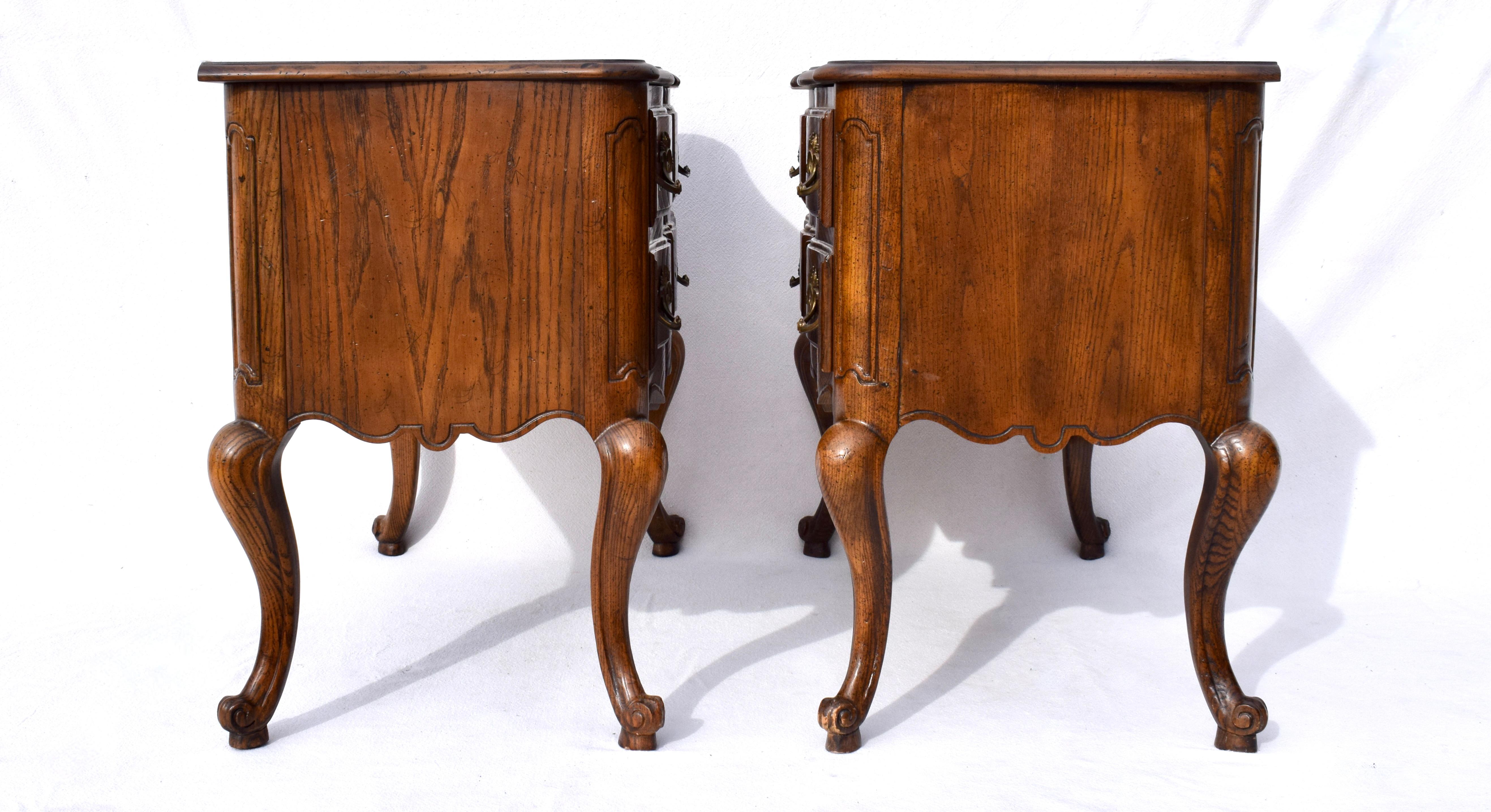 Baker Furniture - Commodes o comodini a serpentina della provincia francese in vendita 1