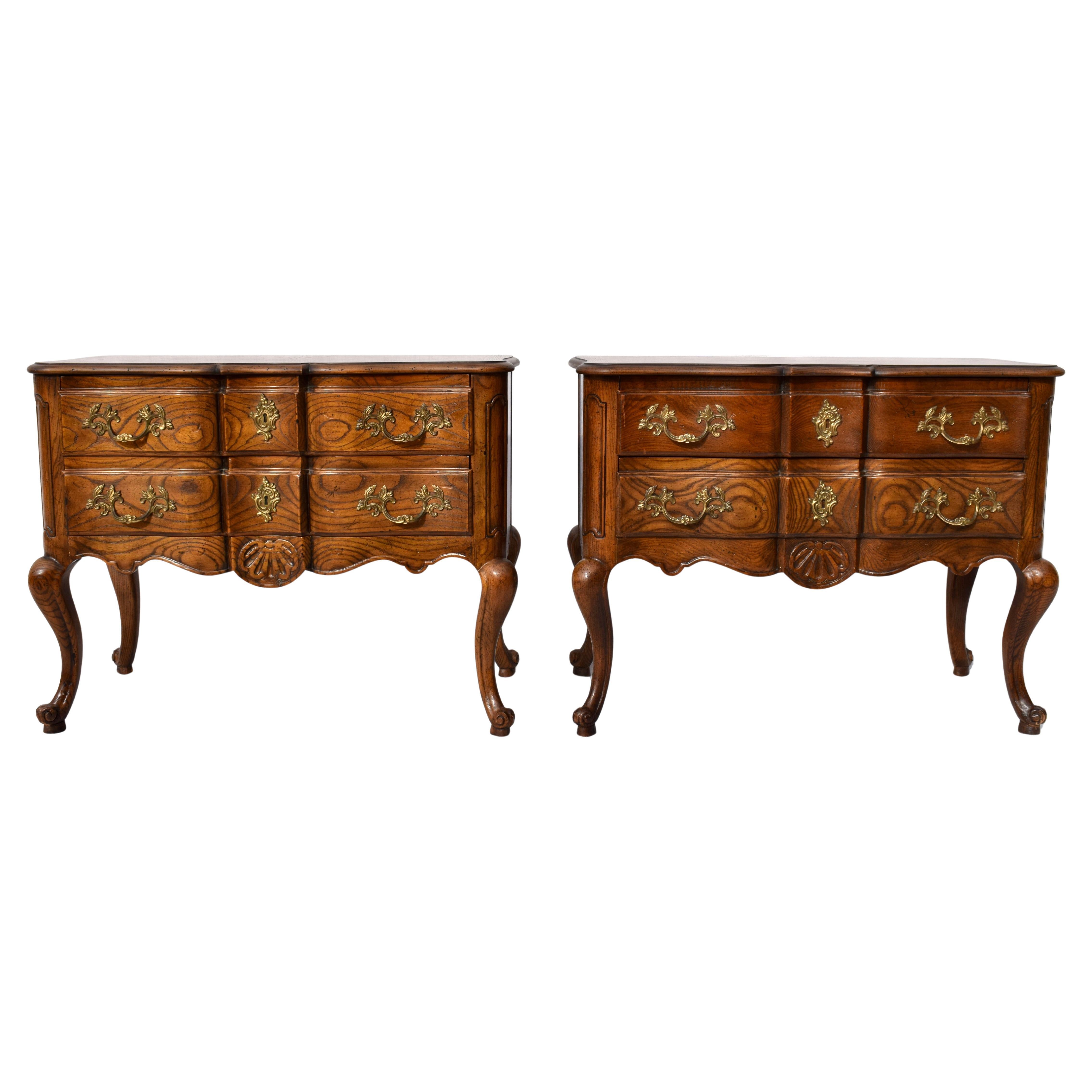 Baker Furniture Französische Provence Serpentinen-Kommoden oder Nachttische