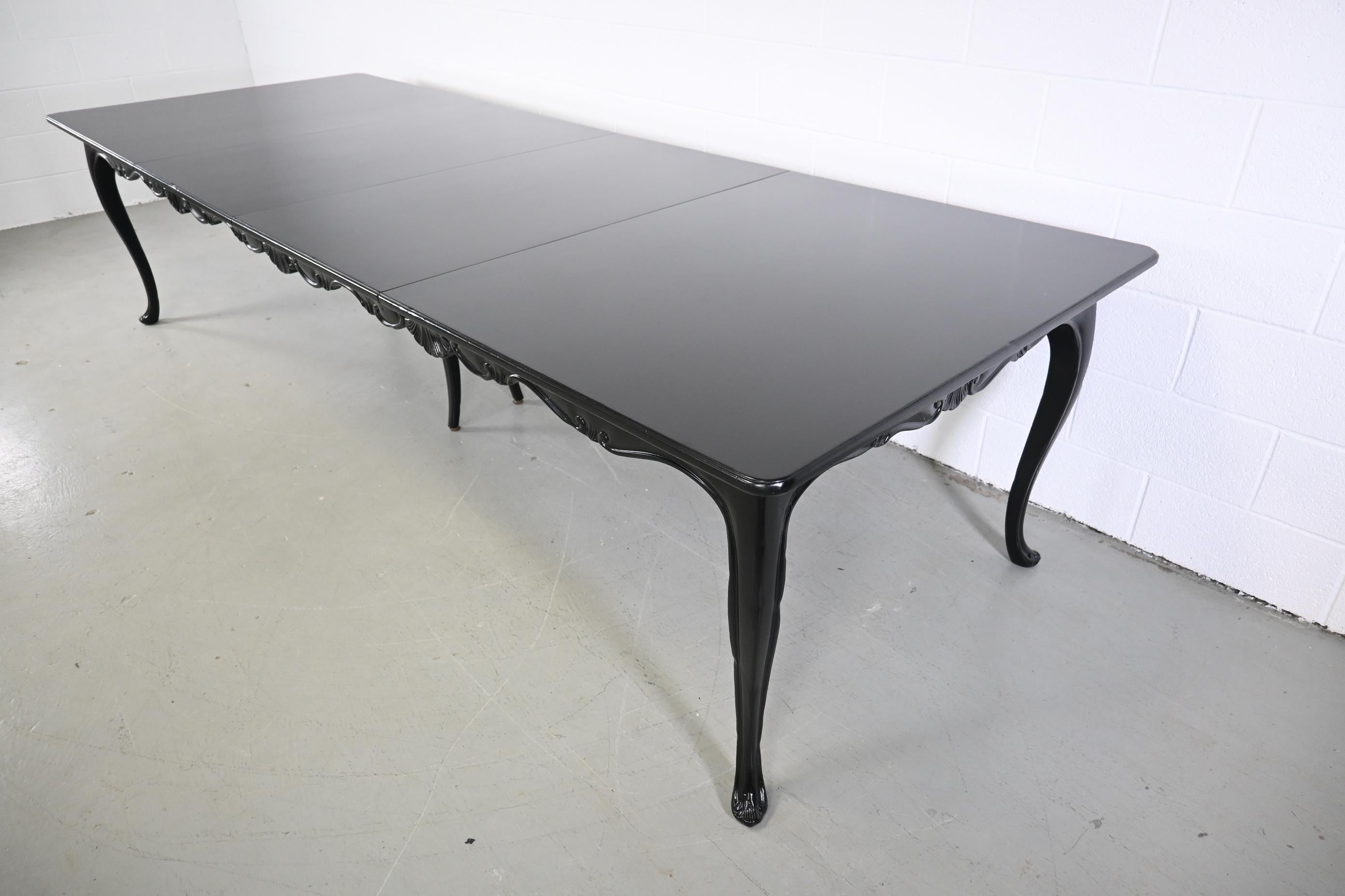 Baker Furniture French black lacquered extension dining table.

Baker Furniture Company, USA, 1970s.

Measures: 73 wide x 45.88 deep x 29.63 high. Extends up to 126 wide with two 26.5