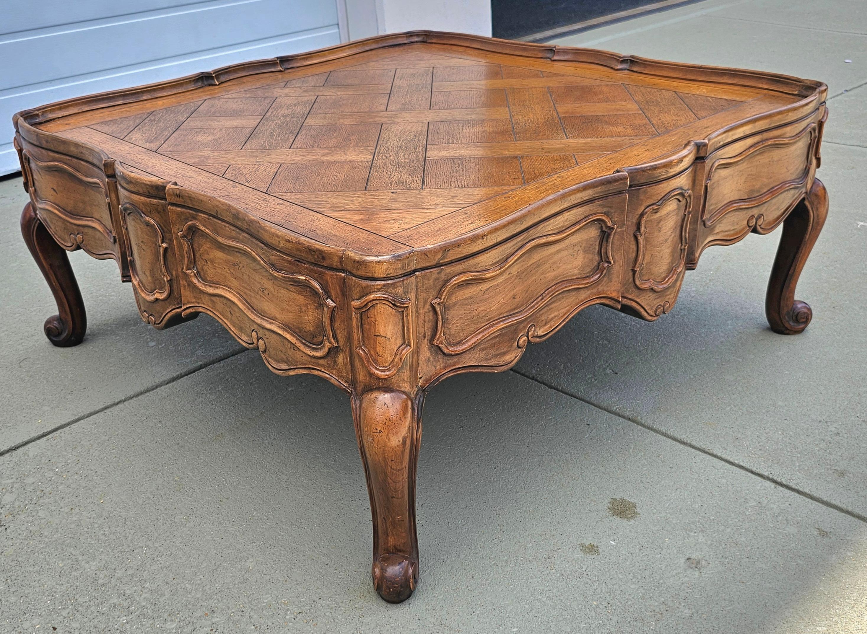 Un tavolino da caffè in noce intarsiato in stile provinciale francese di Baker Furniture. Ottime condizioni vintage
Misura 42