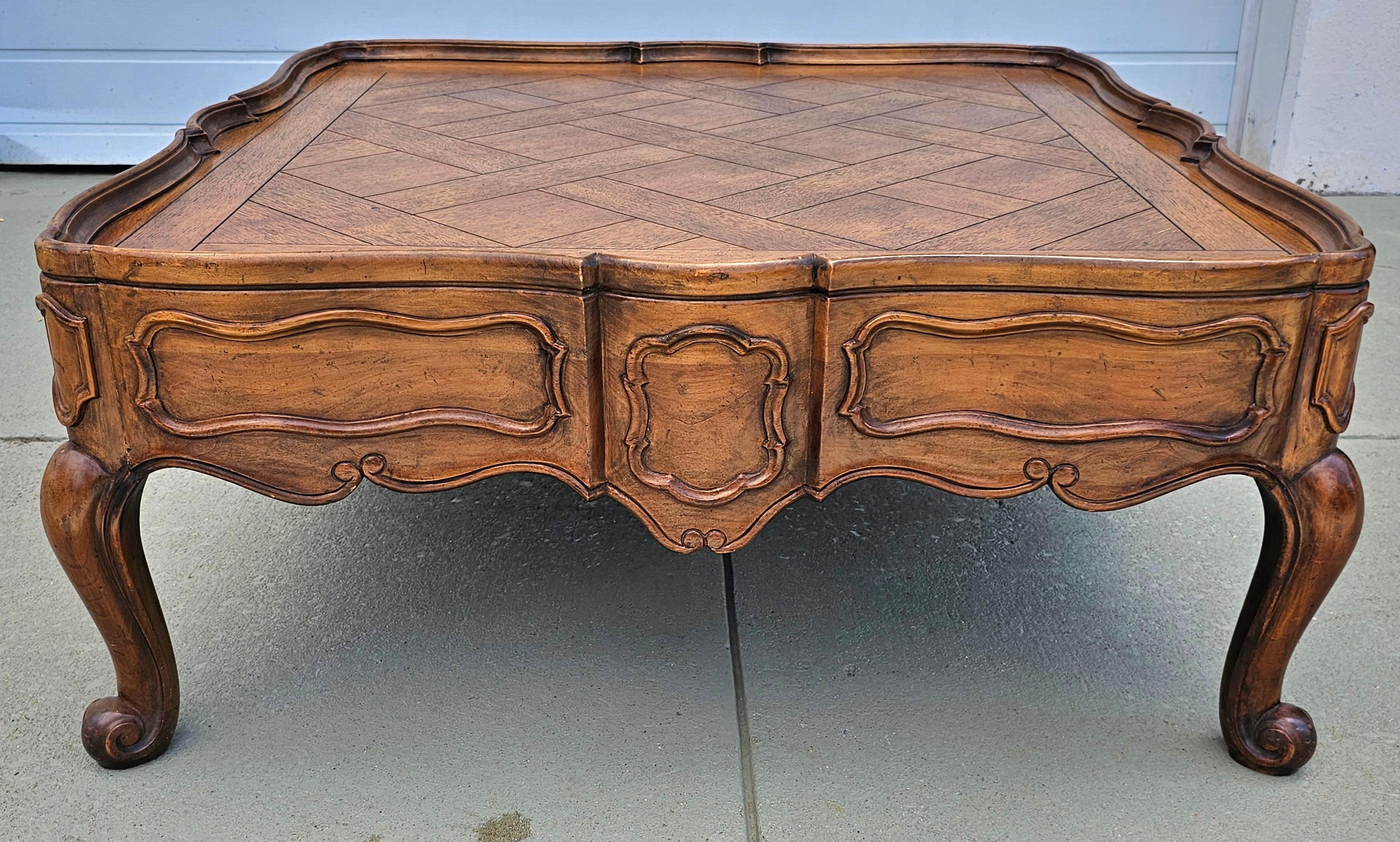 Stile provenzale Tavolino da caffè in noce intarsiato in stile provinciale francese di Baker Furniture in vendita