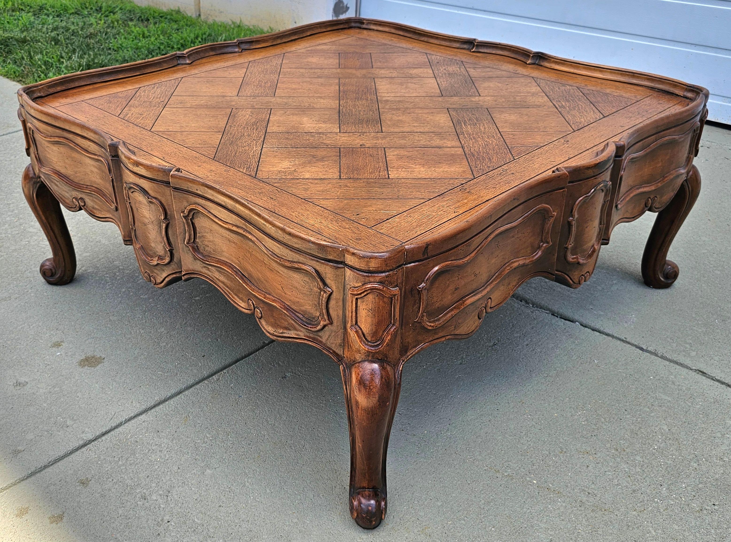 Mordenzato Tavolino da caffè in noce intarsiato in stile provinciale francese di Baker Furniture in vendita