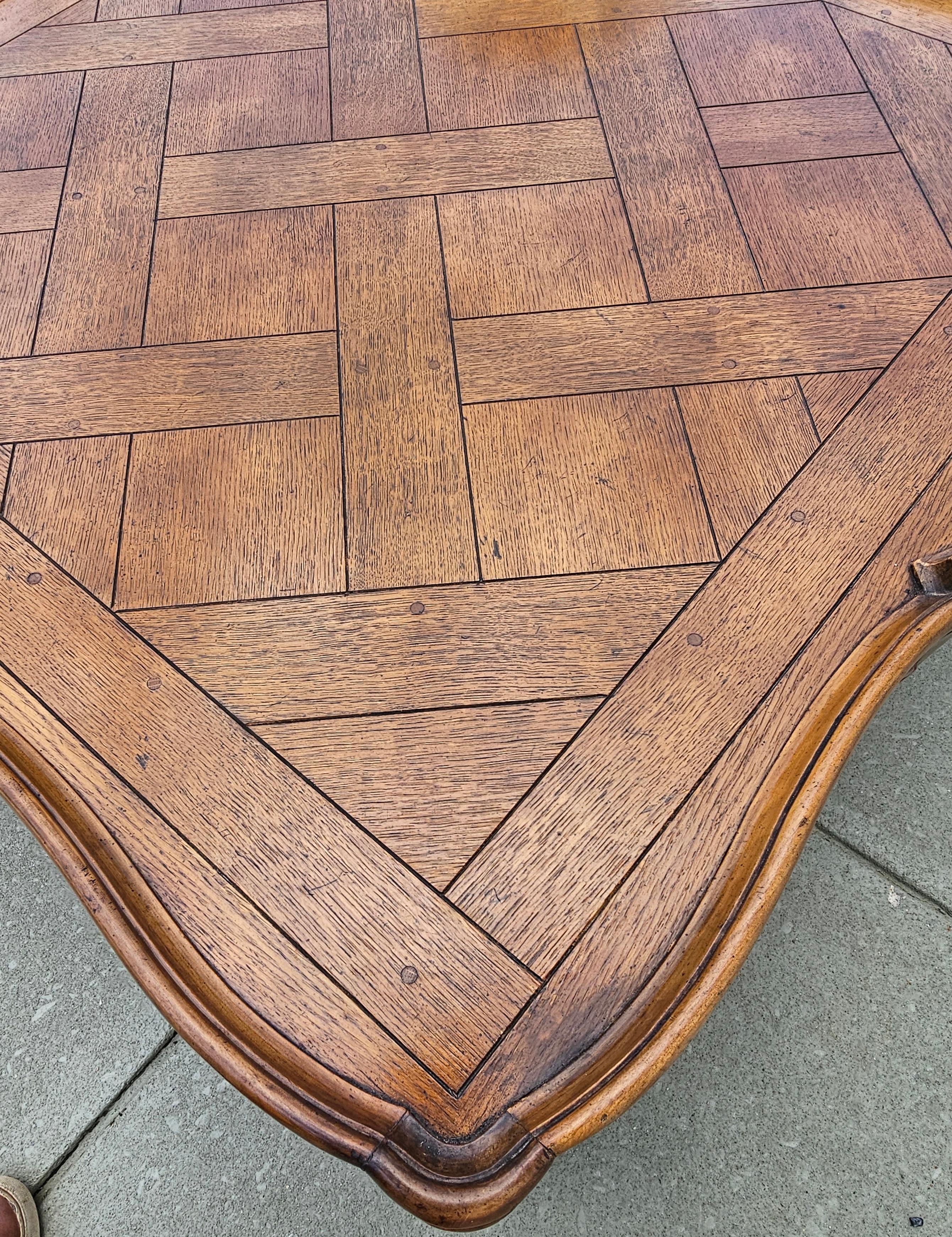 Noce Tavolino da caffè in noce intarsiato in stile provinciale francese di Baker Furniture in vendita