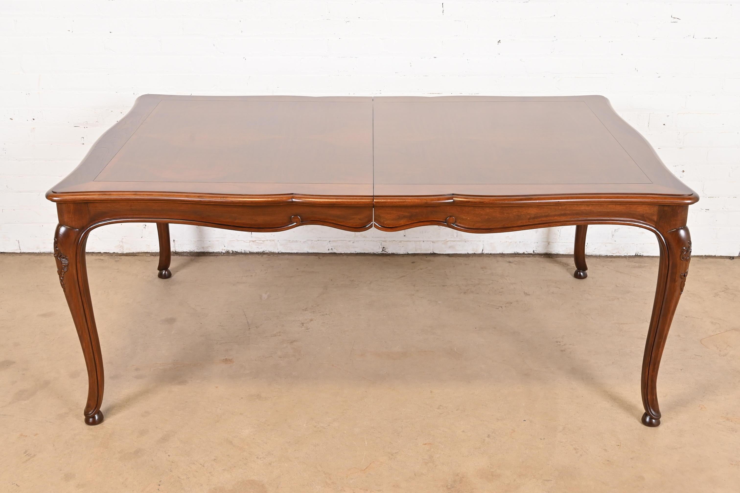 Baker Furniture Table de salle à manger en noyer de style provincial français avec plateau en parquet incrusté en vente 3