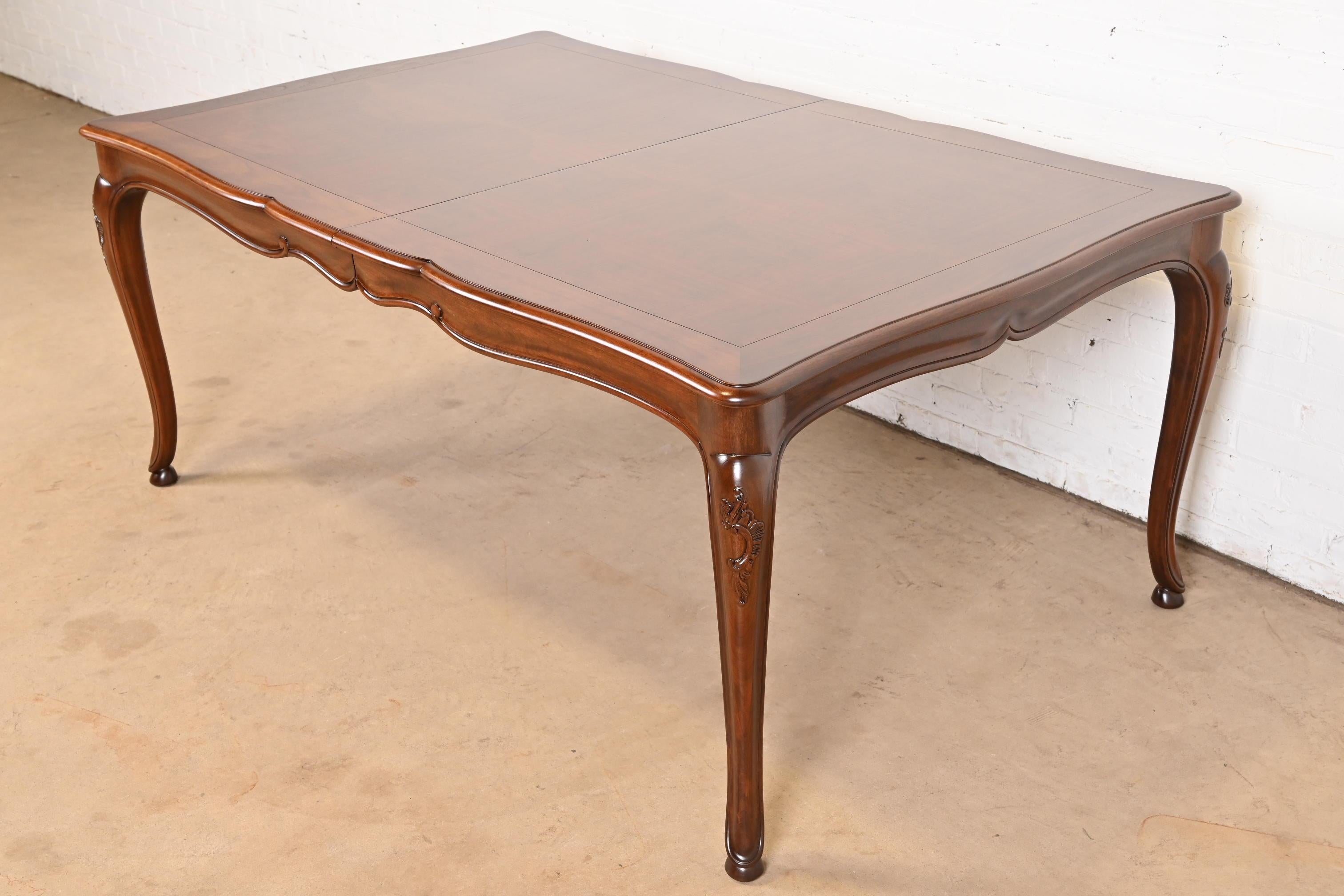 Baker Furniture Table de salle à manger en noyer de style provincial français avec plateau en parquet incrusté en vente 4