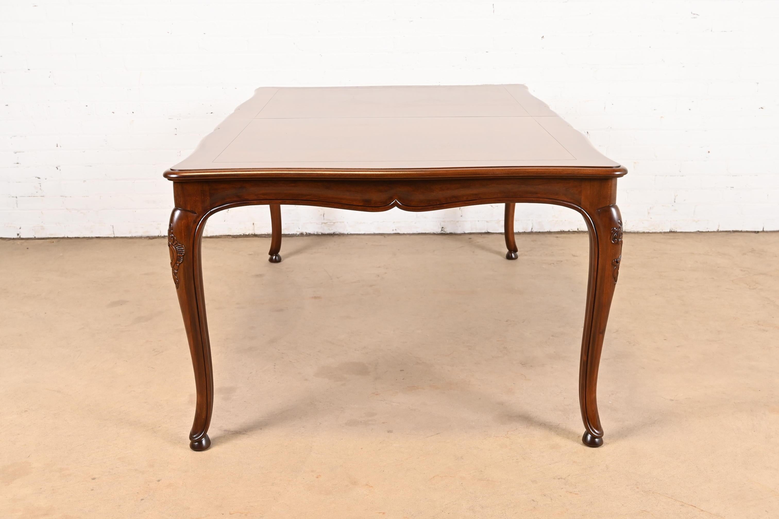 Baker Furniture Table de salle à manger en noyer de style provincial français avec plateau en parquet incrusté en vente 5