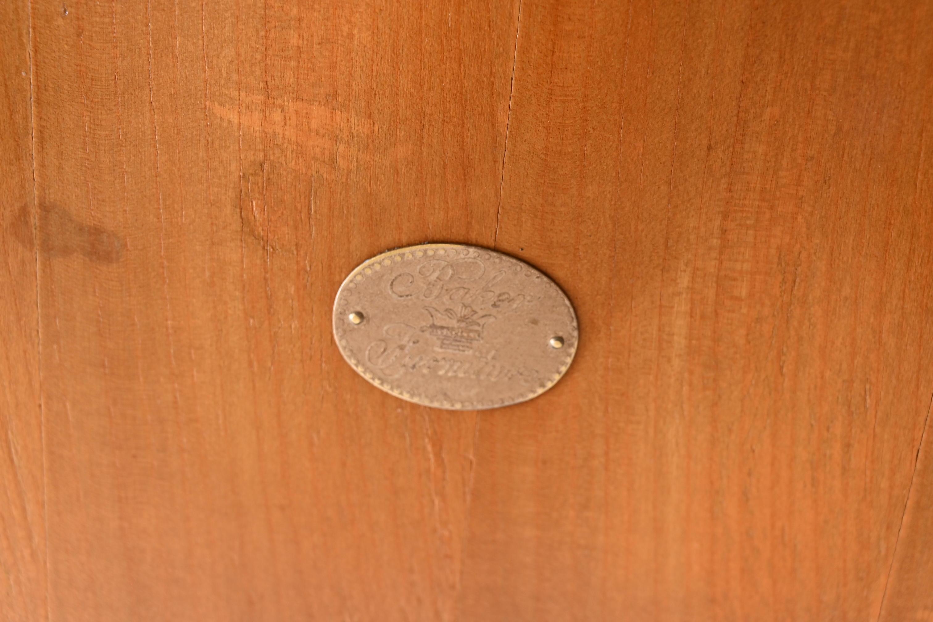 Baker Furniture Table de salle à manger en noyer de style provincial français avec plateau en parquet incrusté en vente 6