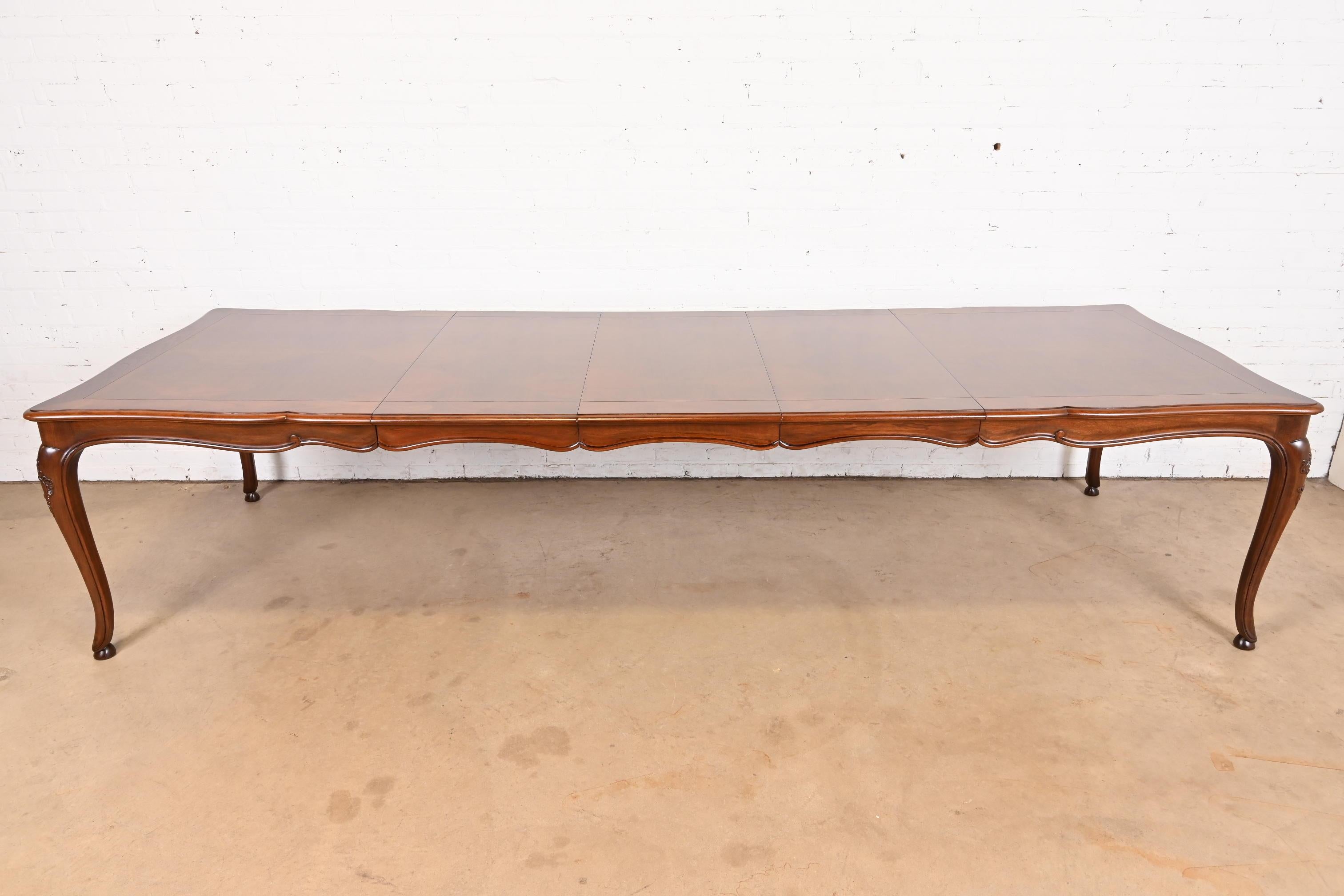 Exceptionnelle table de salle à manger à rallonge de style Louis XV et de style provincial français

Par Baker Furniture

USA, Circa 1960

Magnifique meuble en noyer, avec plateau en marqueterie et pieds cabriole sculptés.

Dimensions : 67,5 