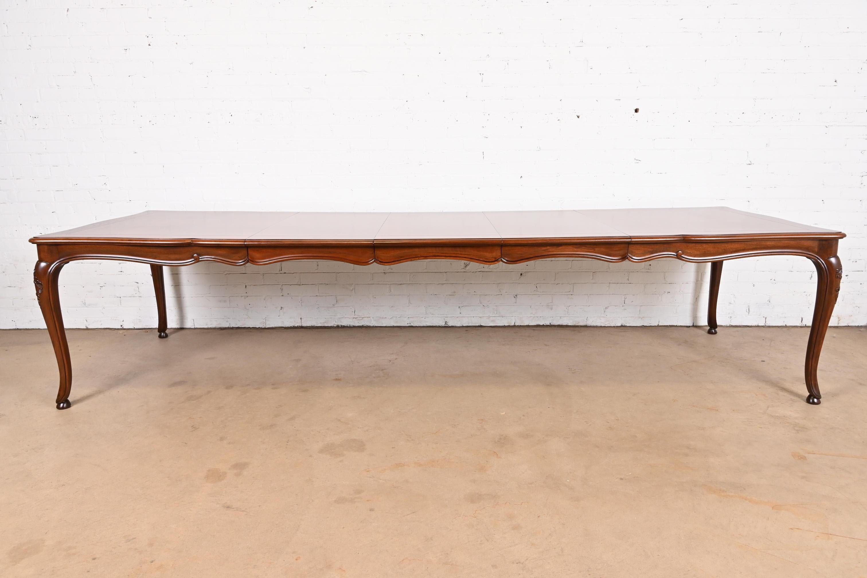 Louis XV Baker Furniture Table de salle à manger en noyer de style provincial français avec plateau en parquet incrusté en vente