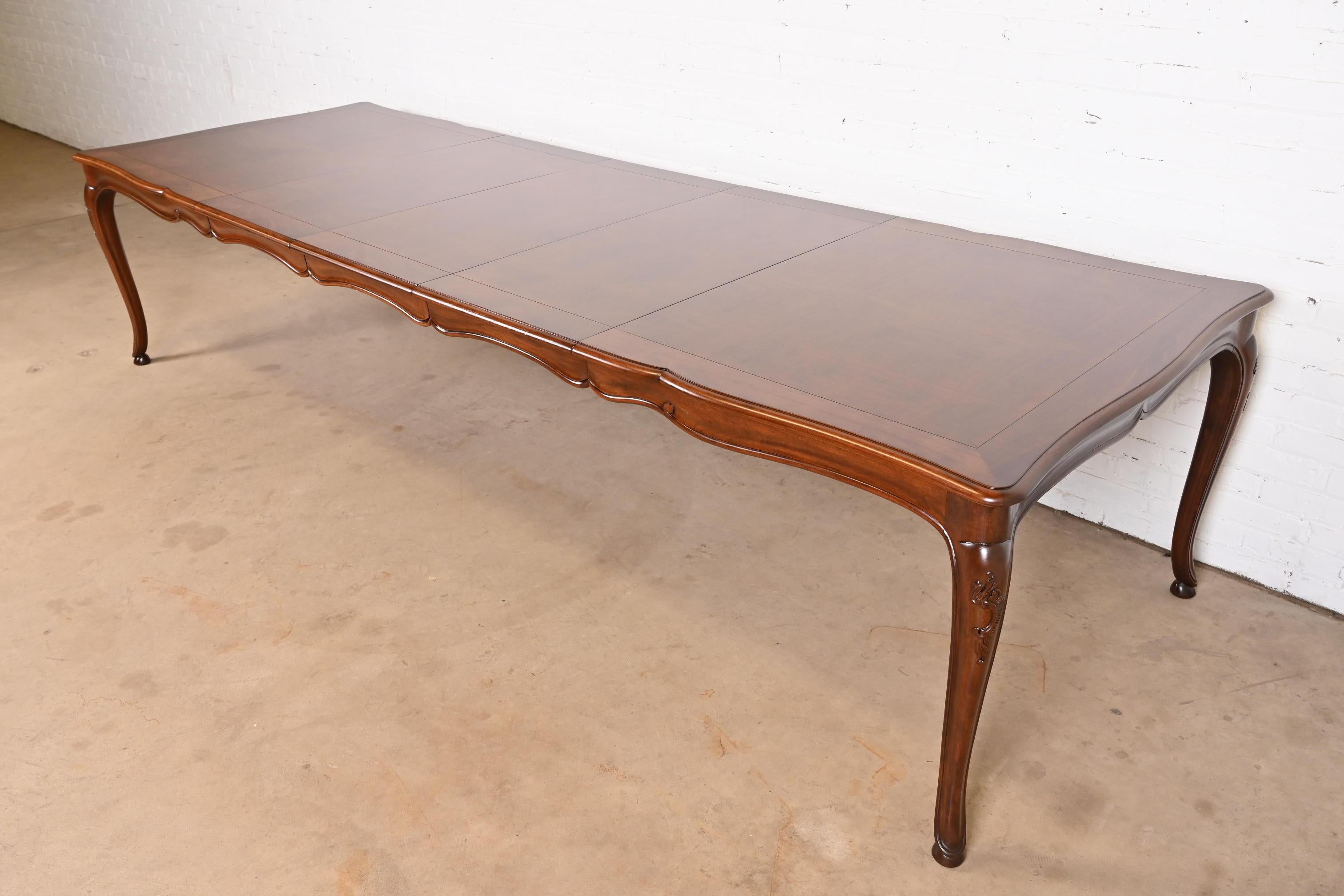 Américain Baker Furniture Table de salle à manger en noyer de style provincial français avec plateau en parquet incrusté en vente