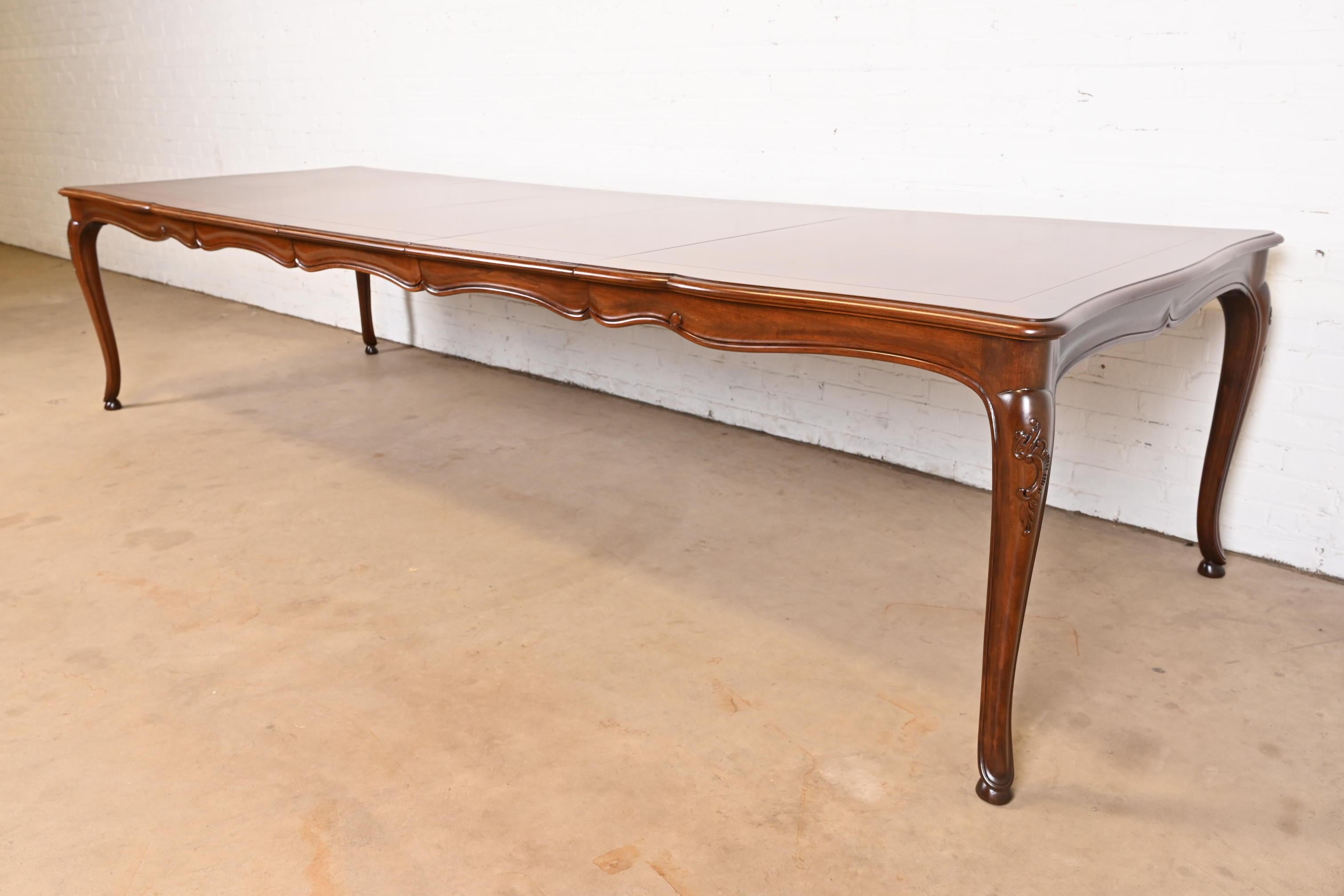 Baker Furniture Table de salle à manger en noyer de style provincial français avec plateau en parquet incrusté Bon état - En vente à South Bend, IN