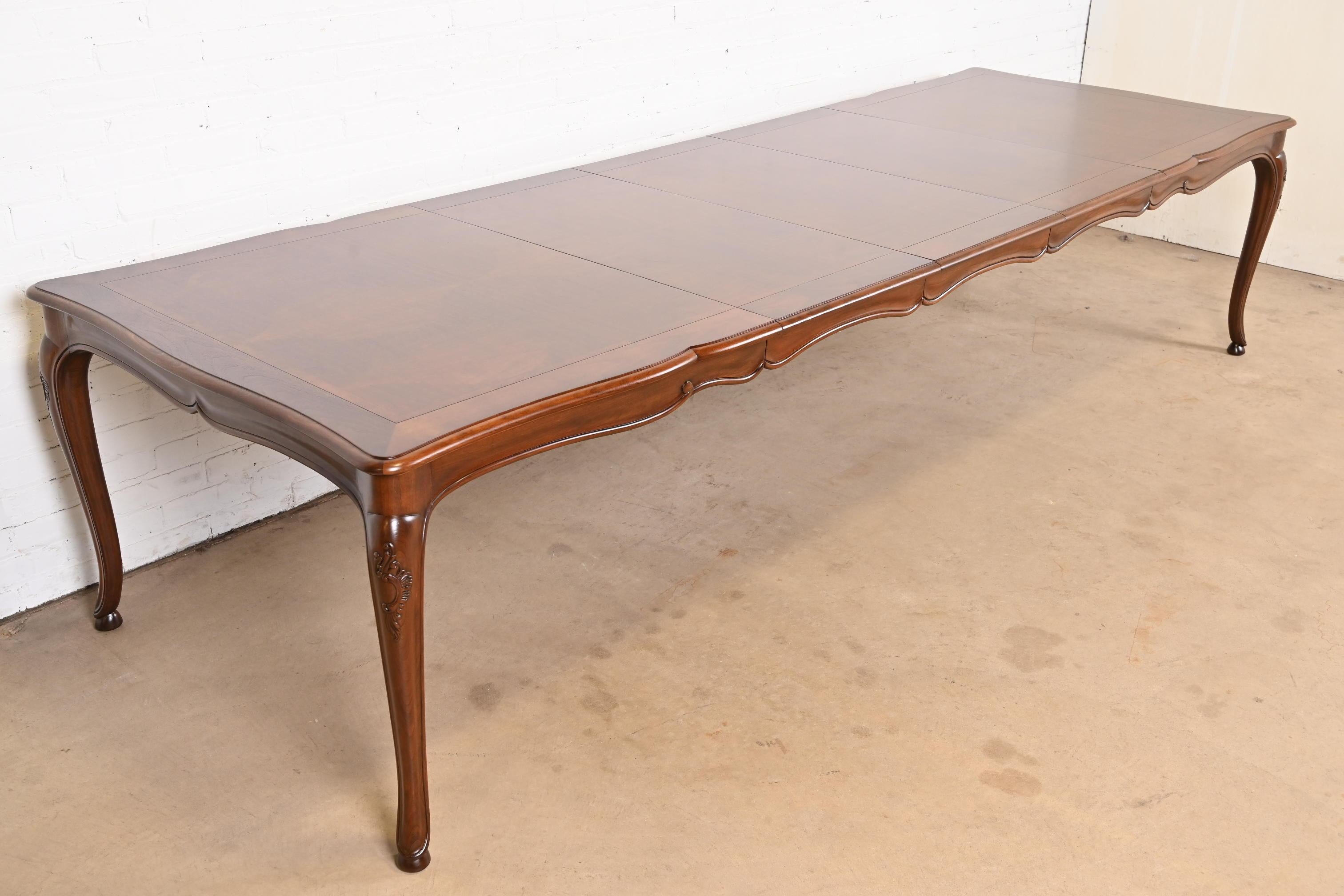 Milieu du XXe siècle Baker Furniture Table de salle à manger en noyer de style provincial français avec plateau en parquet incrusté en vente