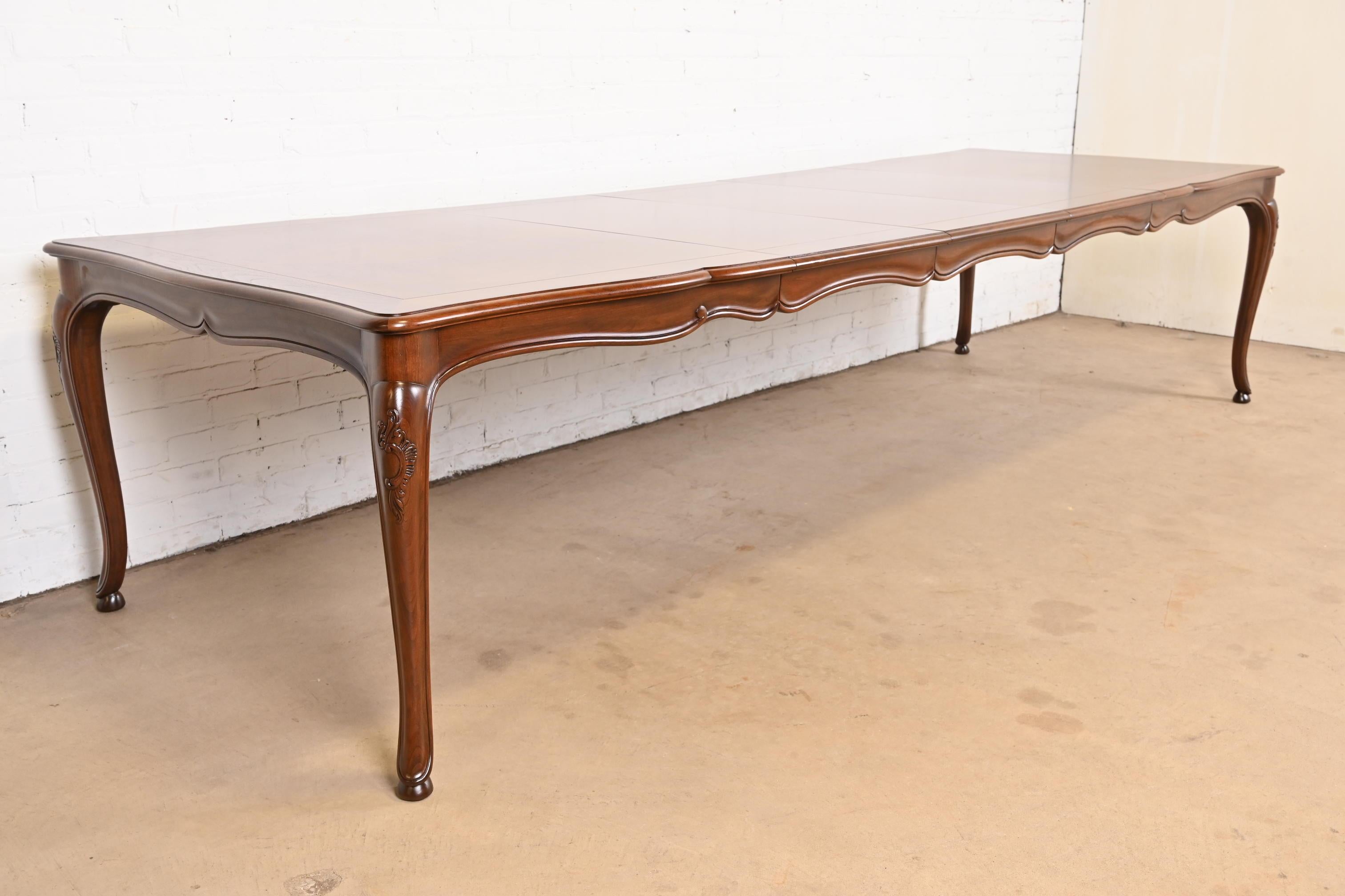 Noyer Baker Furniture Table de salle à manger en noyer de style provincial français avec plateau en parquet incrusté en vente