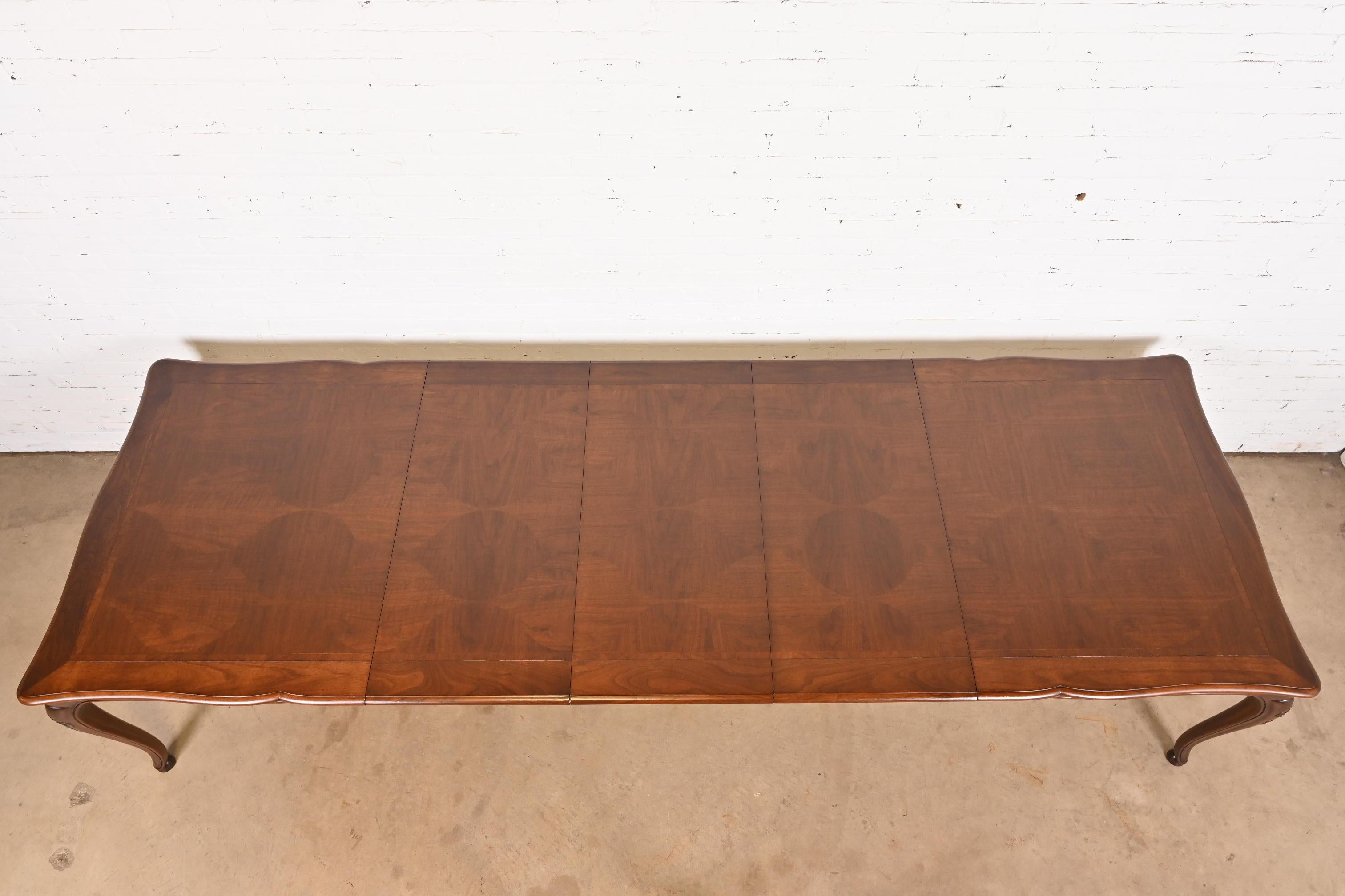 Baker Furniture Table de salle à manger en noyer de style provincial français avec plateau en parquet incrusté en vente 1
