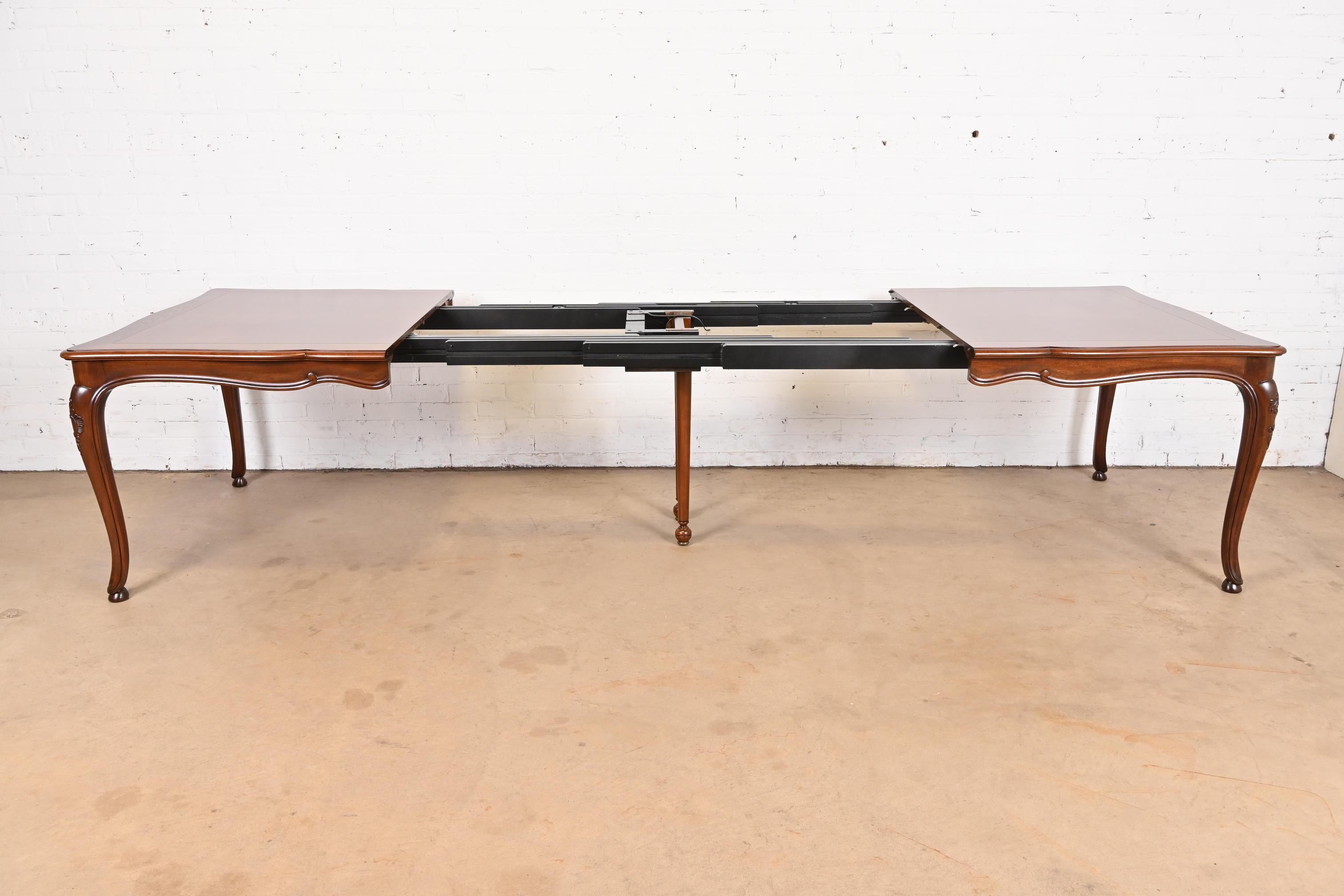 Baker Furniture Table de salle à manger en noyer de style provincial français avec plateau en parquet incrusté en vente 2