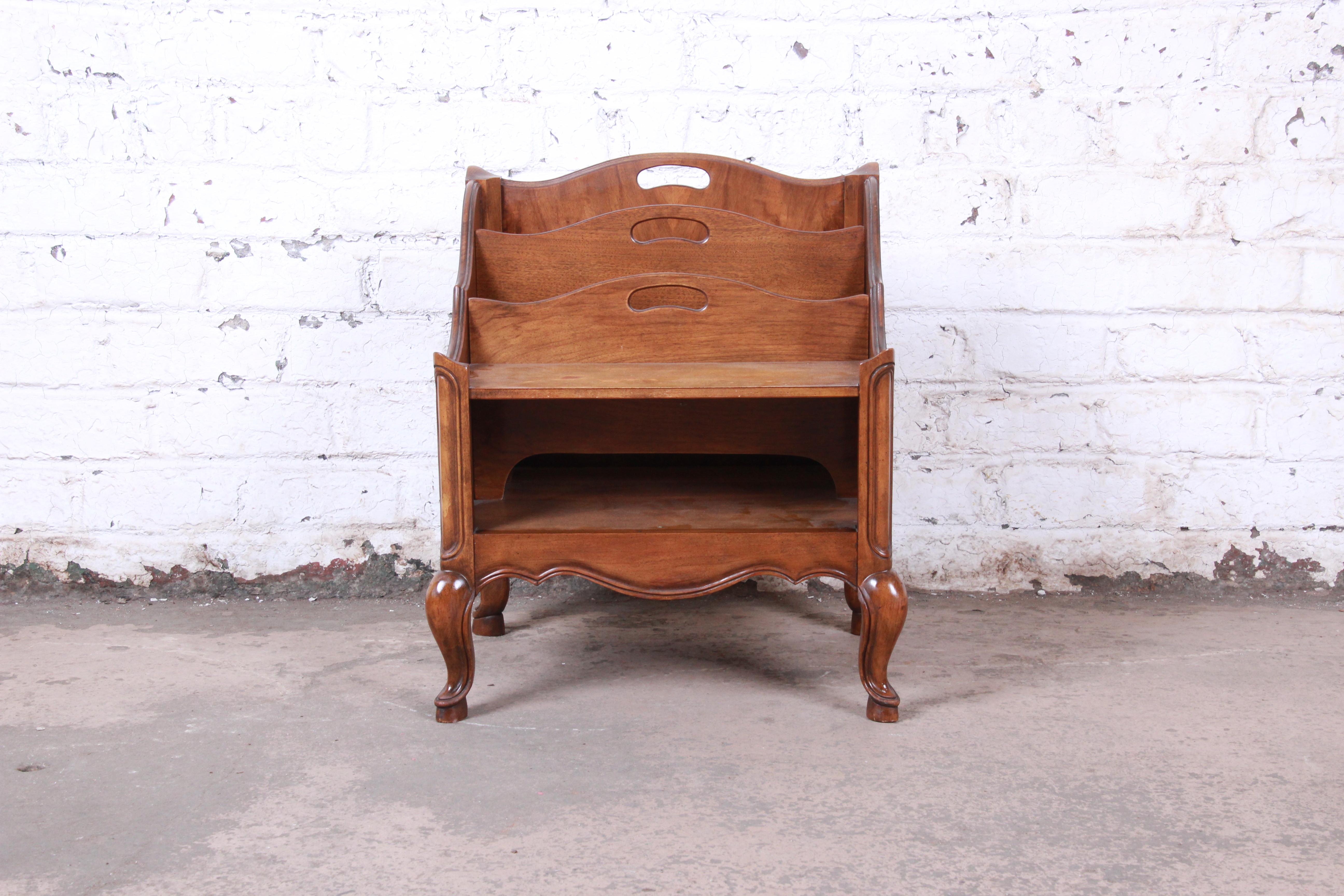 A gorgeous French Provincial Louis XV style walnut record holder or magazine rack

By Baker Furniture

USA, circa 1960s

Measures: 20