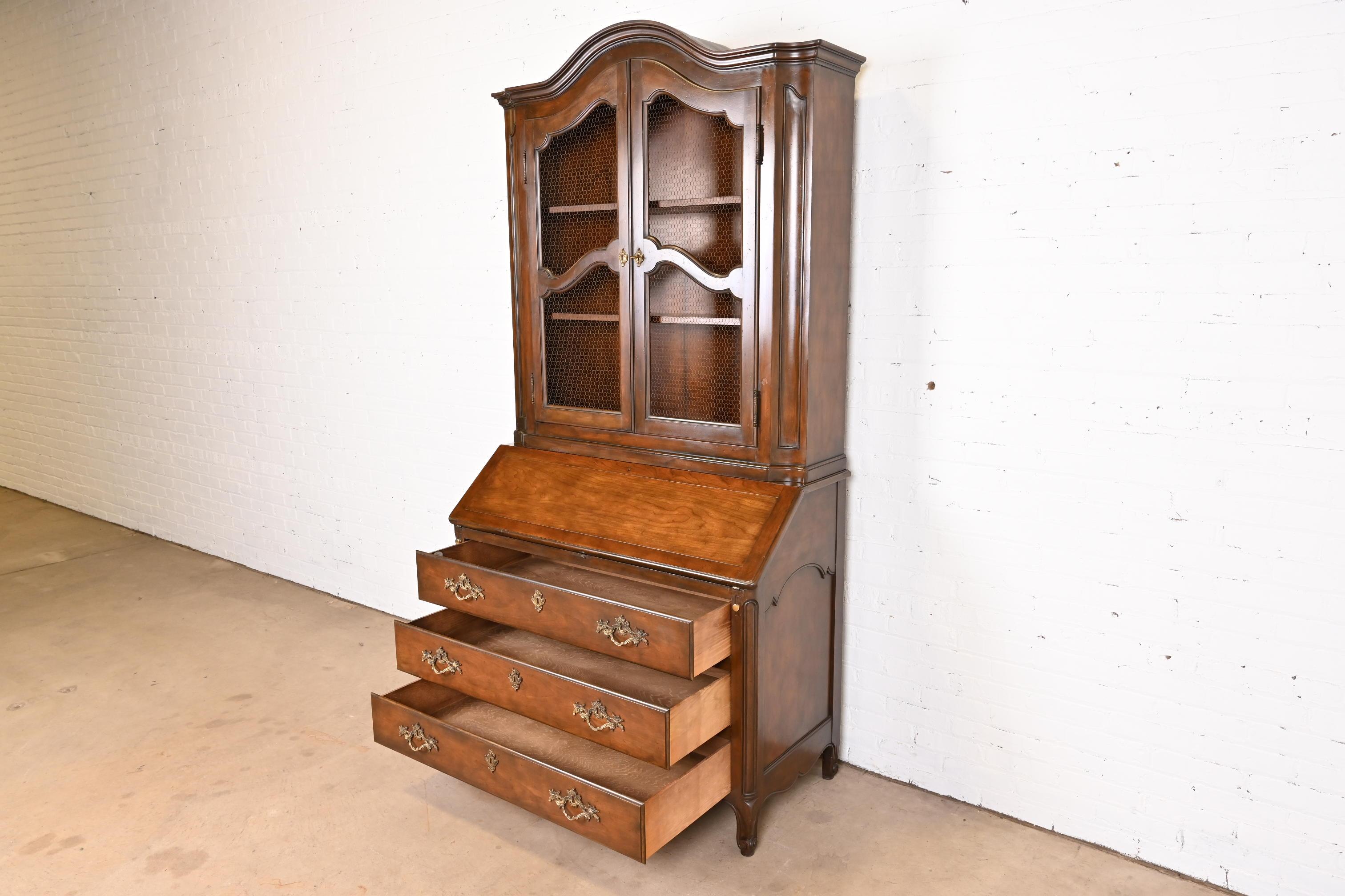 Baker Furniture Französischer Provincial Nussbaum Sekretär Schreibtisch mit Bücherregal Hutch im Angebot 3