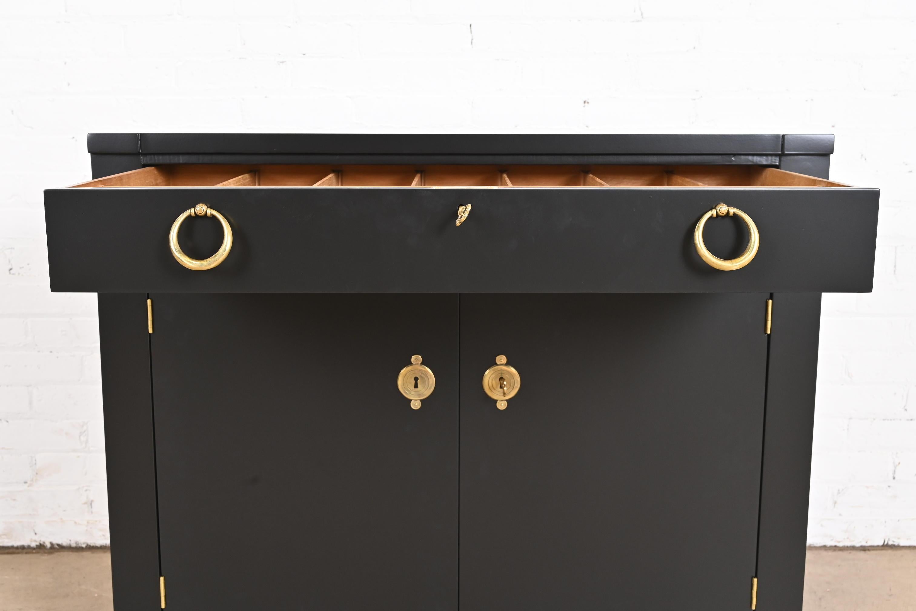 Laiton Meuble de bar de style Régence française en laque noire, nouvellement reverni, Baker Furniture en vente