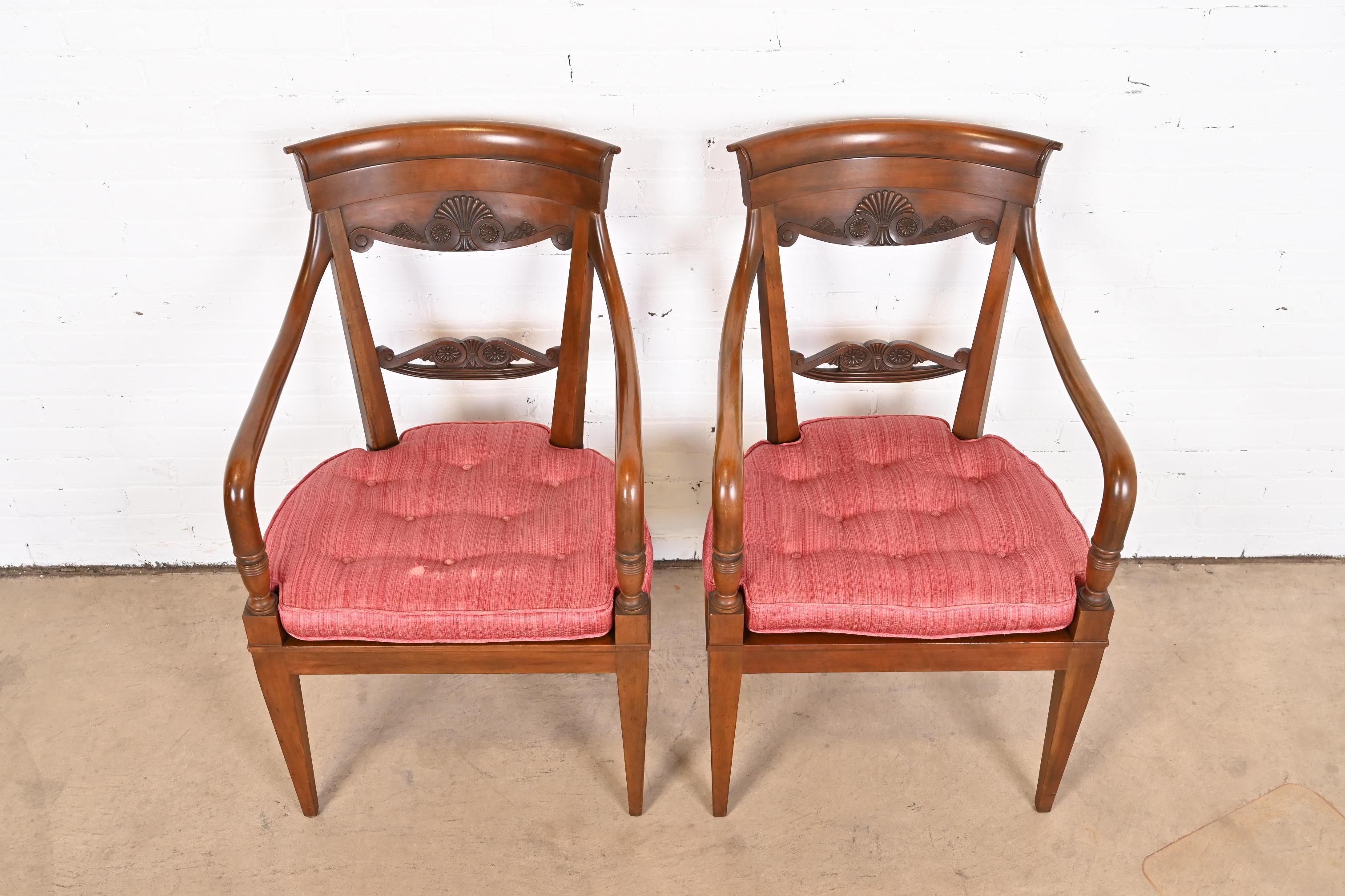 Baker Furniture Französische Regency geschnitzte Loungesessel aus Nussbaumholz, Paar im Angebot 4