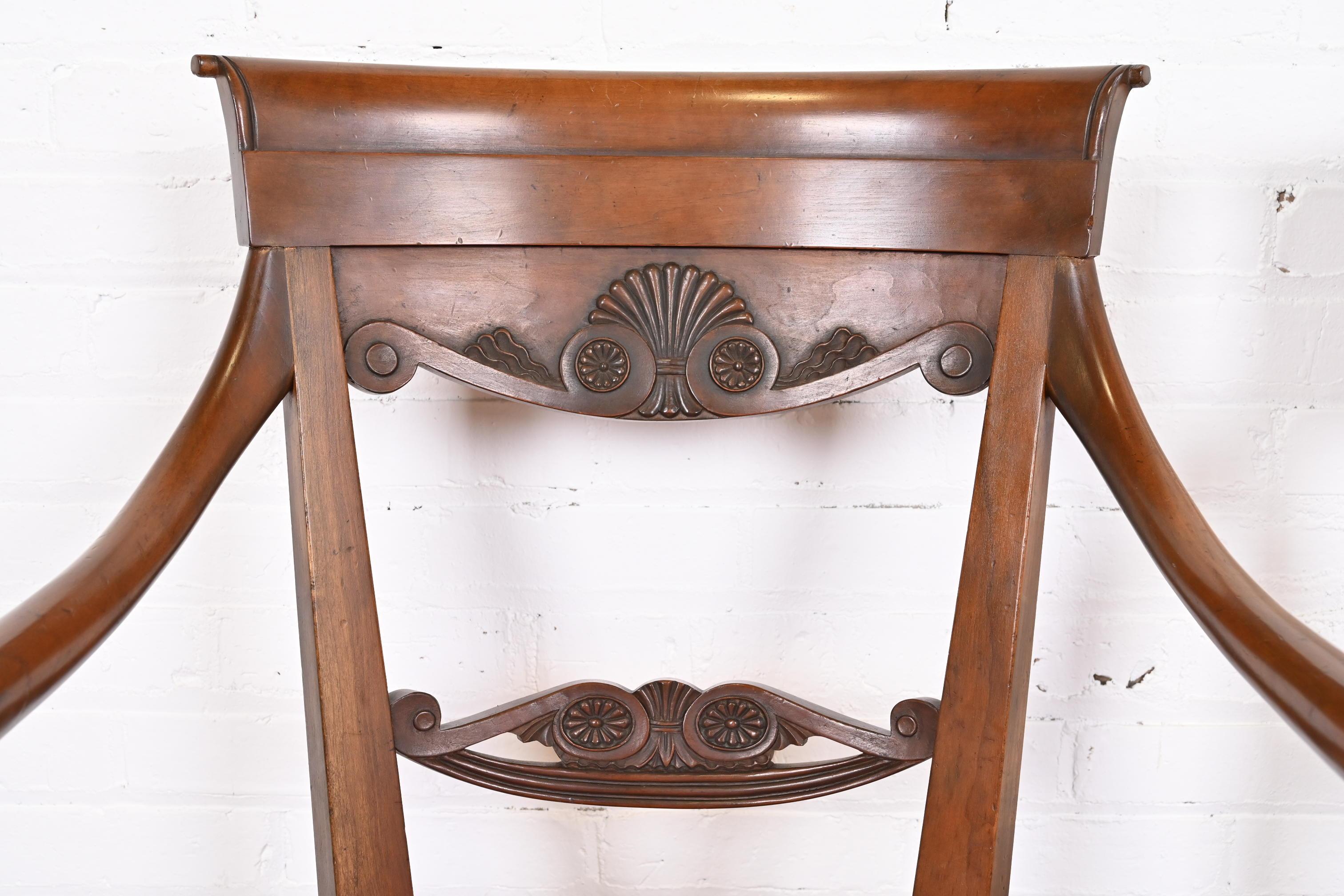 Baker Furniture Französische Regency geschnitzte Loungesessel aus Nussbaumholz, Paar im Angebot 5